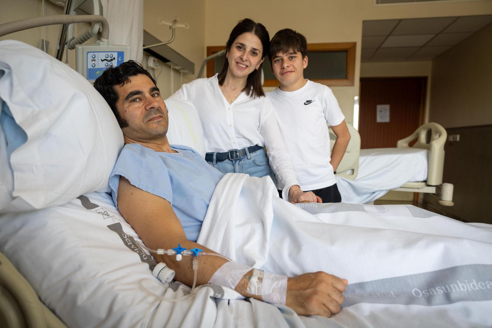 Francisco Expósito en el Hospital Reina Sofía con su mujer Patricia Escribano García y su hijo Manuel