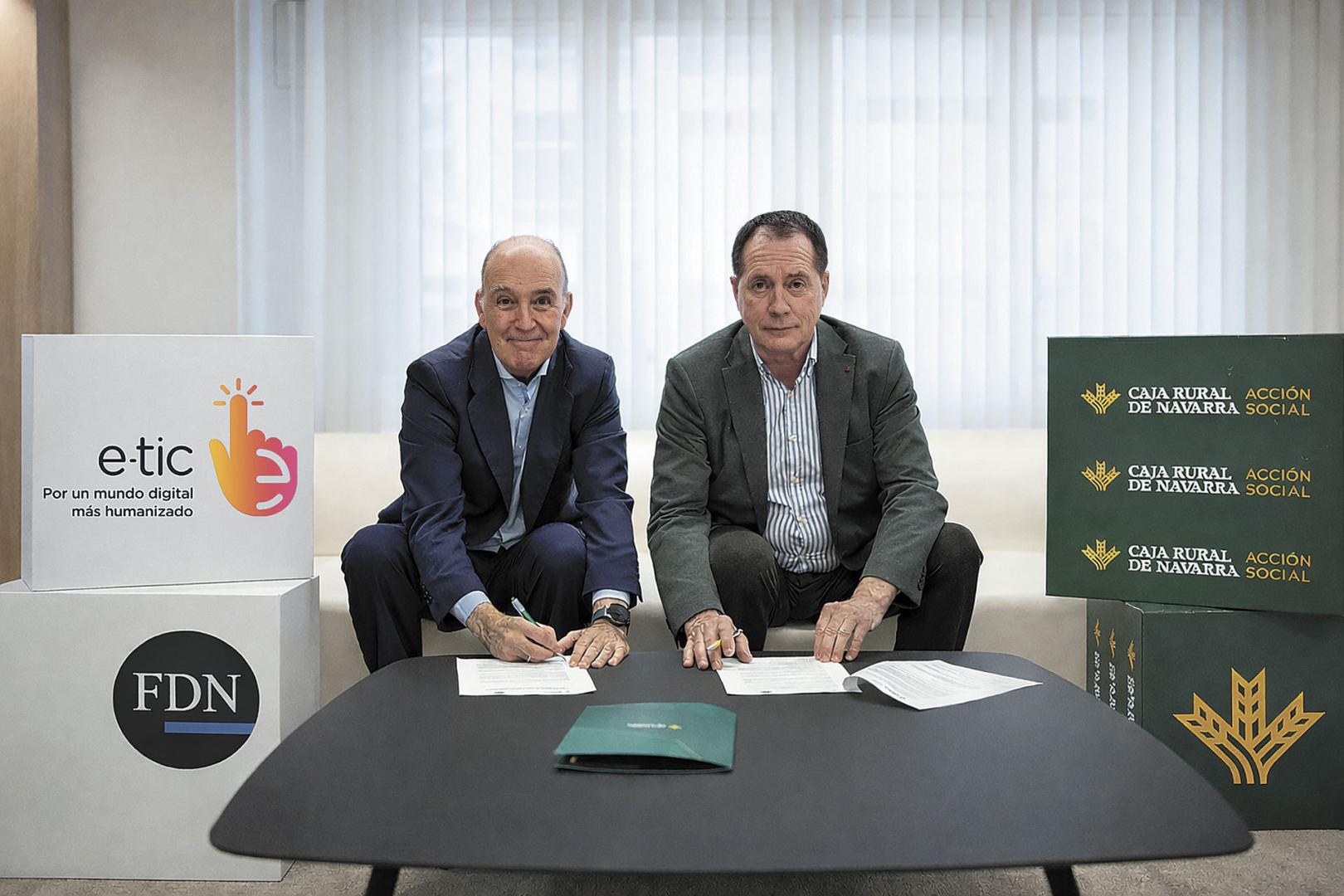 Alfonso Bañón, presidente de la Fundación Diario de Navarra, y Juan Mari Ayechu, de Acción Social de Caja Rural de Navarra, firmando el acuerdo