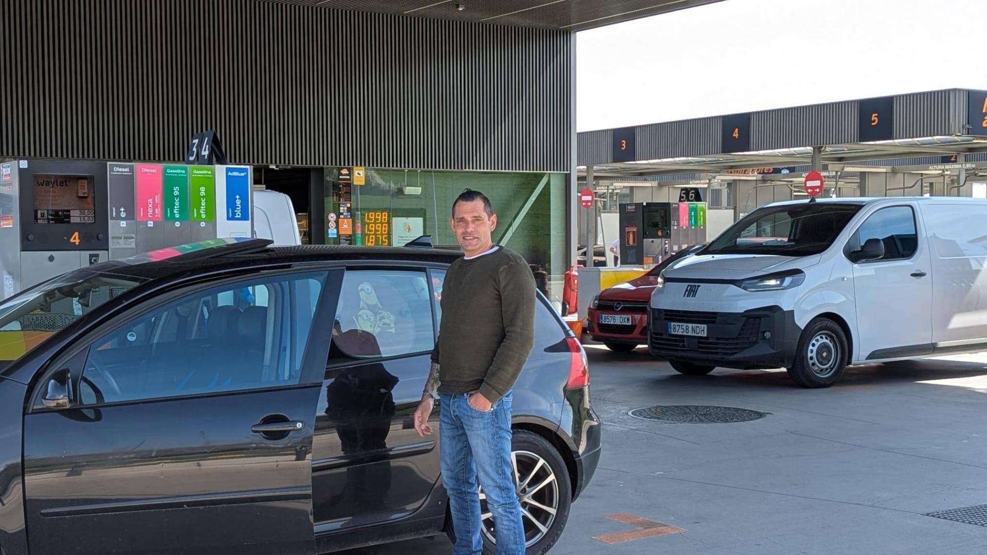 Patxi junto a su coche durante el repostaje