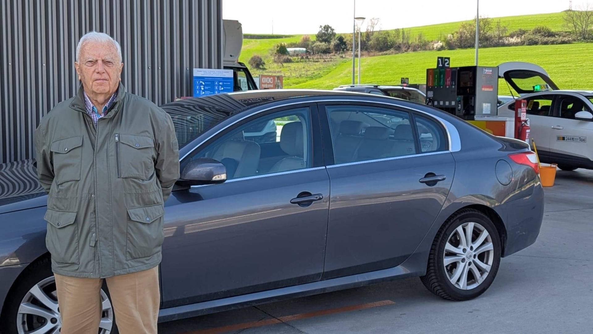 José Antonio Ayesa llenó ayer el depósito para emprender un viaje