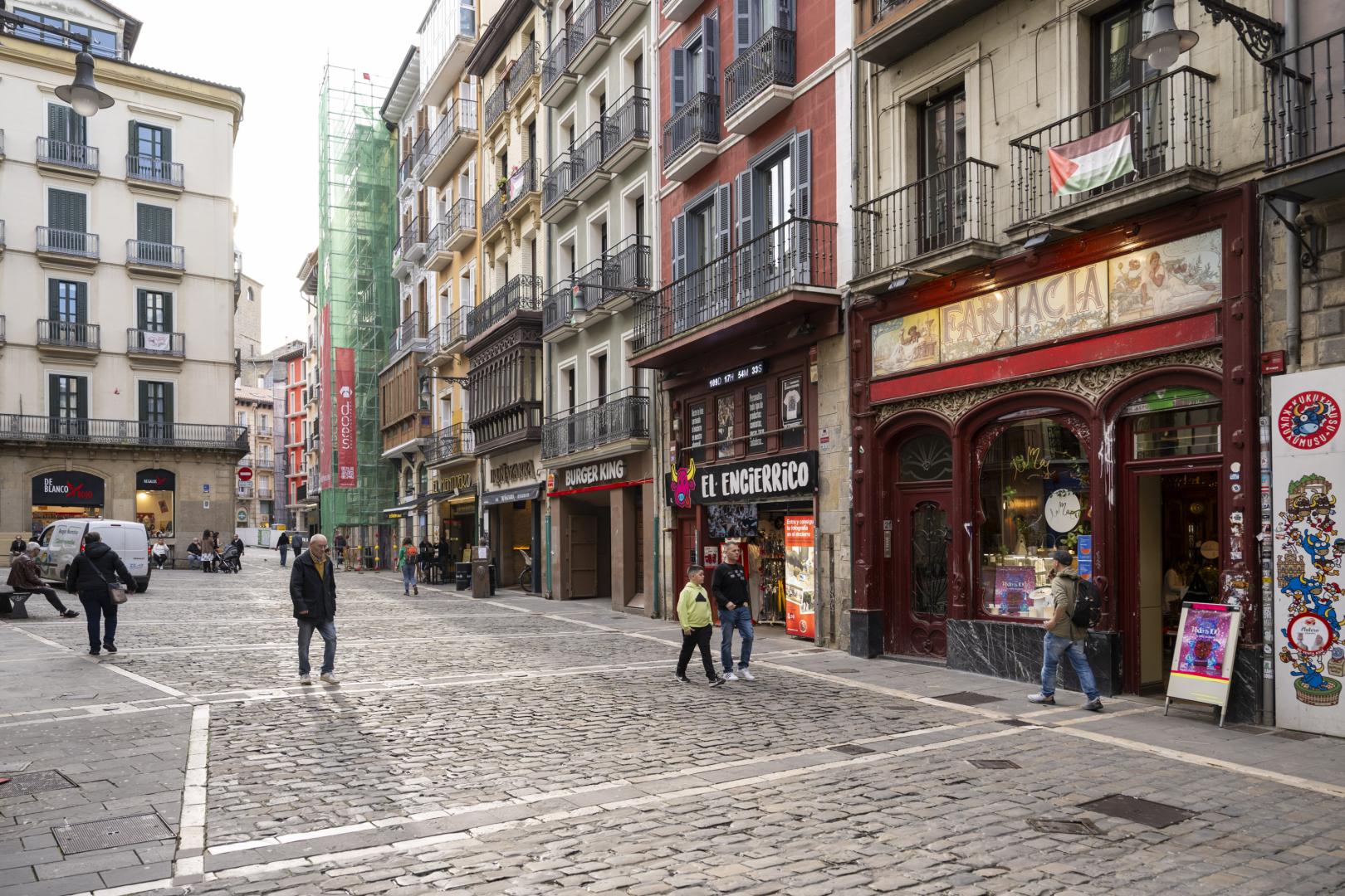 Calle Mercaderes de Pamplona donde se combinan comercios de franquicia con establecimientos “de toda la vida” y con nuevas propuestas locales en espacios emblemáticos