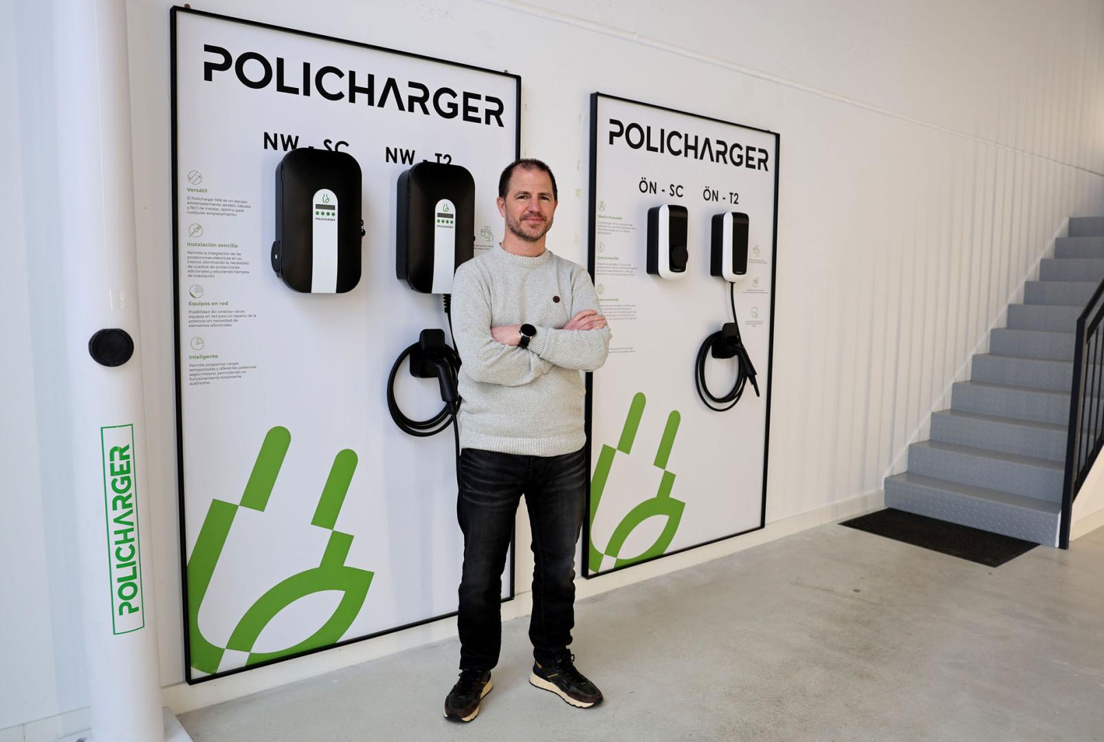 Joseba Ulayar Polido junto con una muestra de los cargadores de la familia Policharger que fabrica Ulartec.