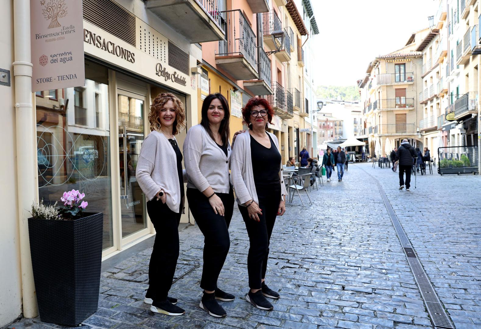 El equipo de Estella Biosensaciones, junto a la biopeluquería y la plaza de Santiago al fondo
