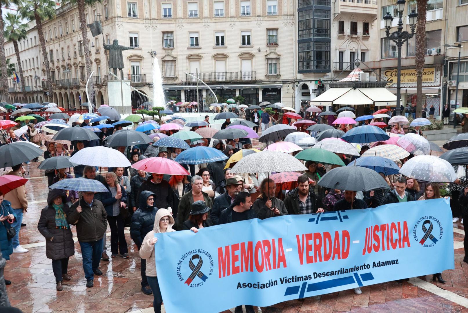 Imágenes de la marcha convocada por la Asociación Víctimas del Descarrilamiento de Adamuz, en su recorrido desde la estación de tren hasta la plaza de las Monjas, en Huelva. Marcha en memoria de los fallecidos y "por la seguridad ferroviaria" y para que "se conozca toda la verdad sobre lo sucedido"