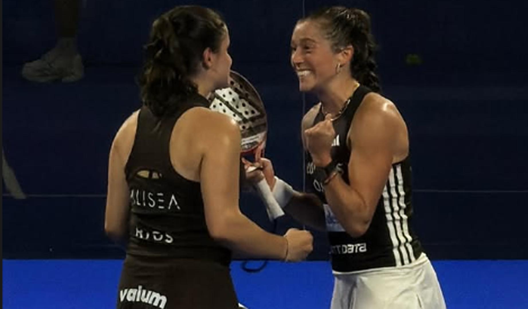 Martina Calvo y Marta Ortega celebran la victoria contra Fernández y Araujo en los cuartos de final del P2 de Cancún