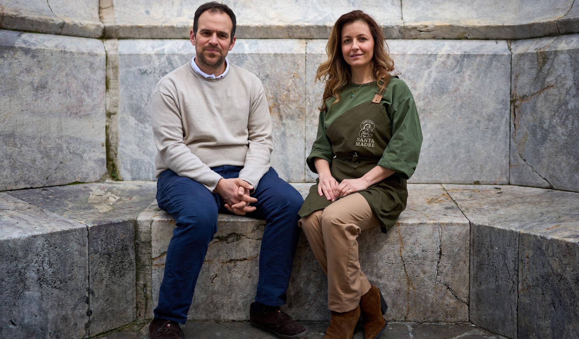 Joaquín Donézar Polo (pastelería Donézar) y Mayra Aboccino (restaurante Come Sano Santa Madre) posan en el Monumento a los Fueros