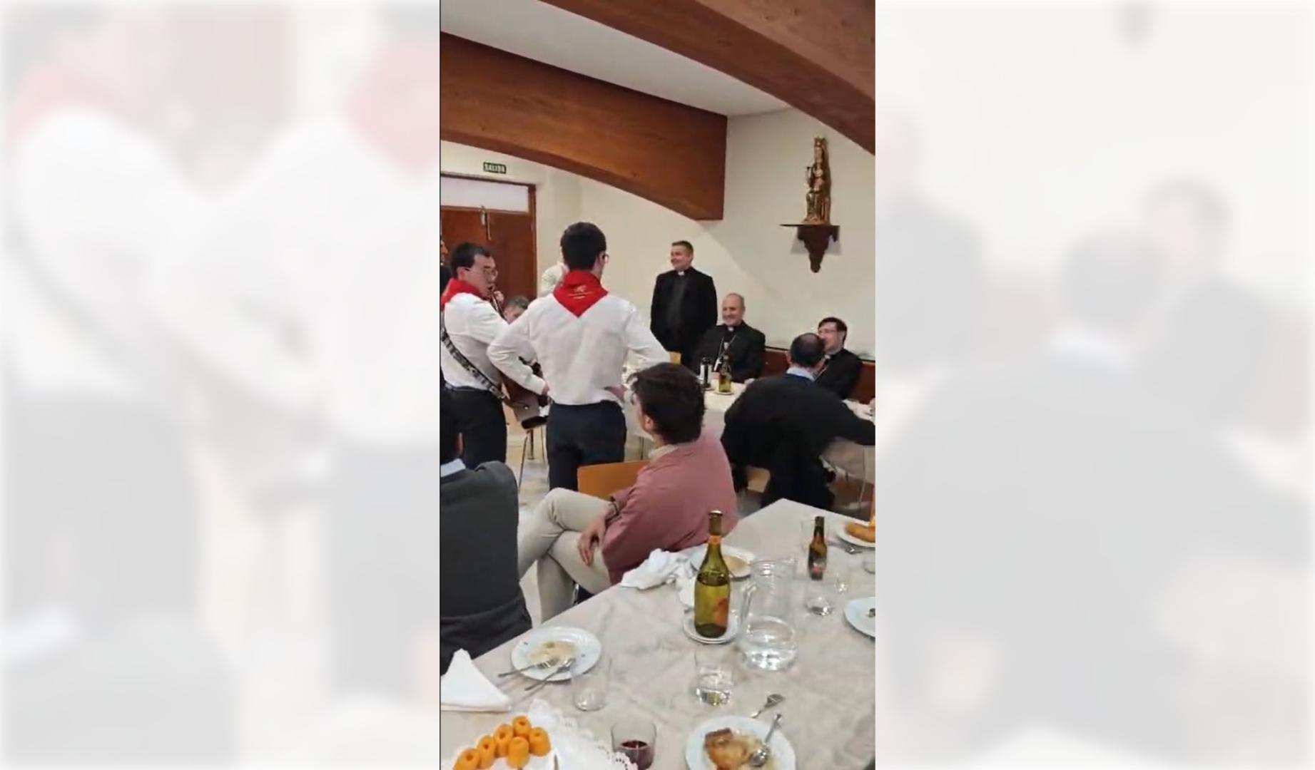 Dos seminaristas navarros interpretan una jota frente al arzobispo de Madrid
