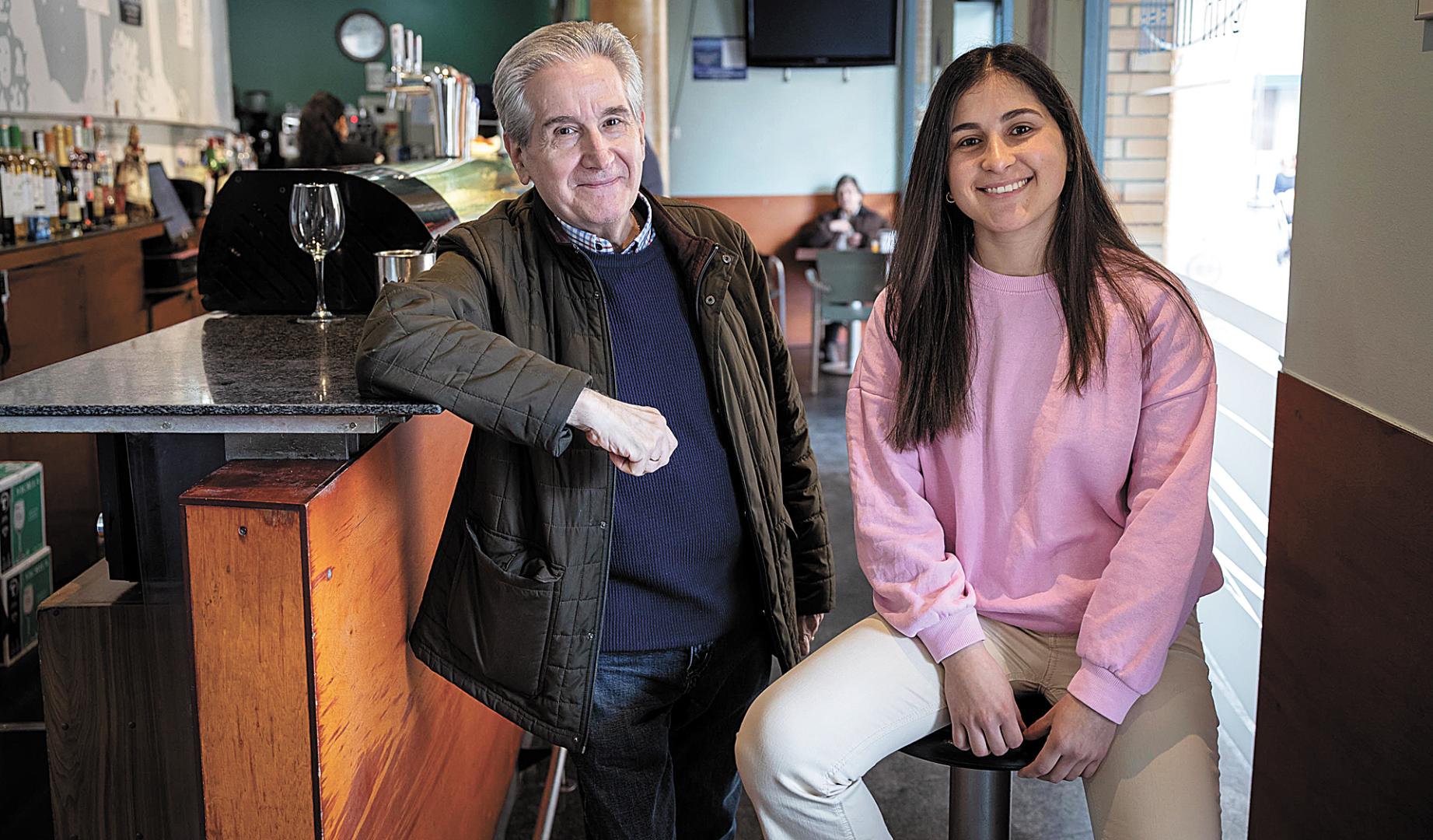 Jesús Casales Sainz y Tina Jardims Silvera, en el interior del bar Mi Bar de Tudela