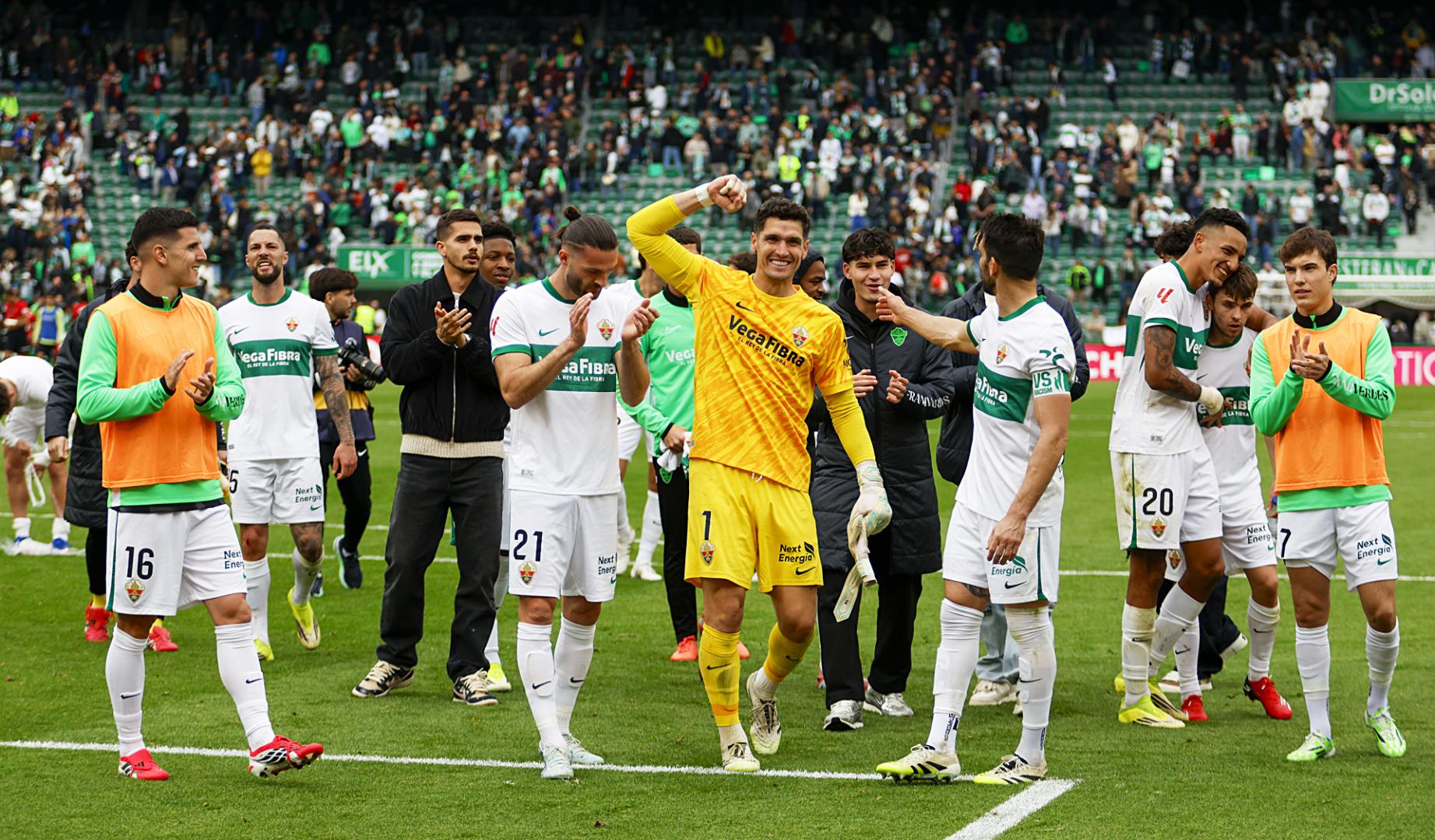 Los jugadores del Elche celebran su victoria sobre el Mallorca tras finalizar el encuentro