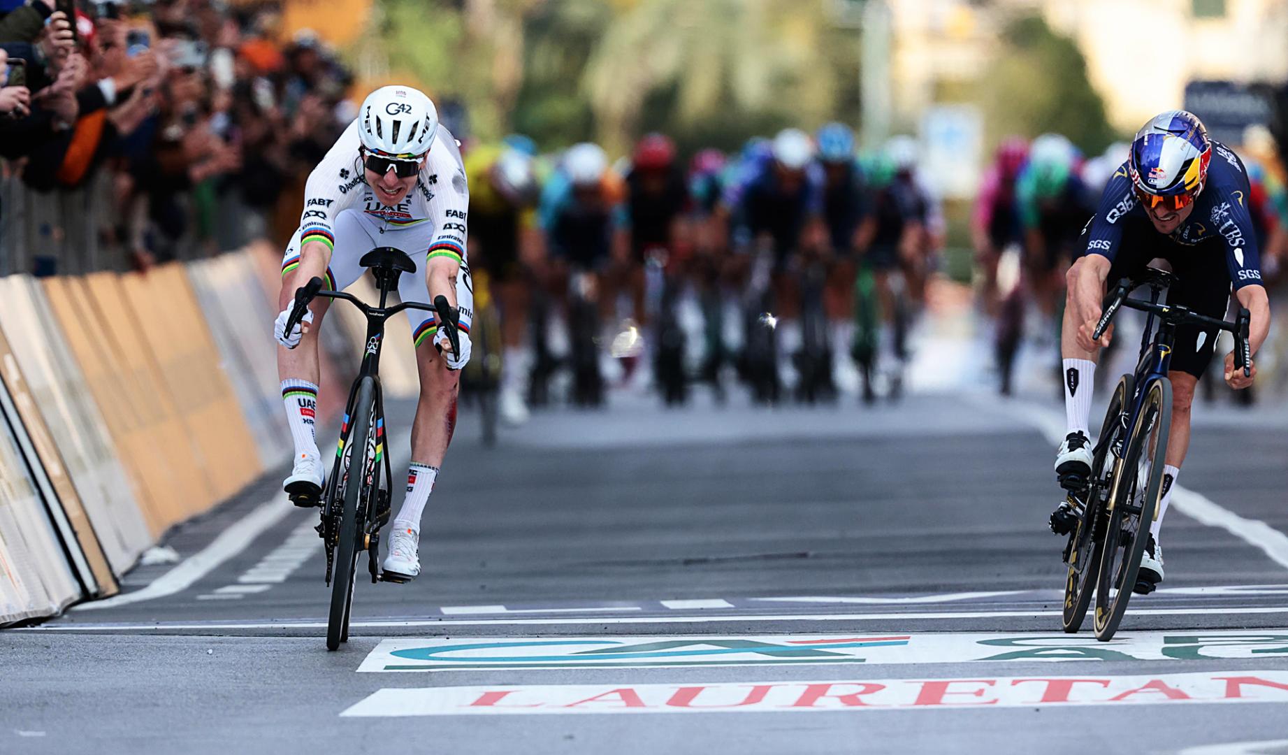 Tadej Pogacar (izda) se impone por centímetros al británico Tom Pidcock (dcha.) en la Milan-San Remo