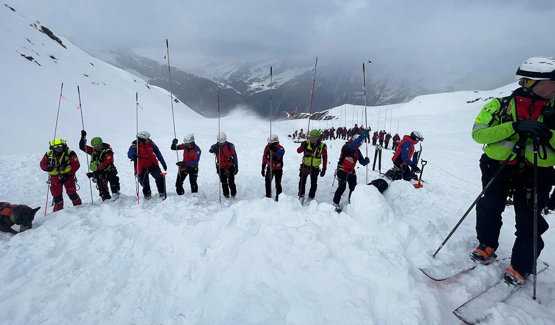 Efectivos del cuerpo del Socorro Alpino, en el lugar de la avalancha