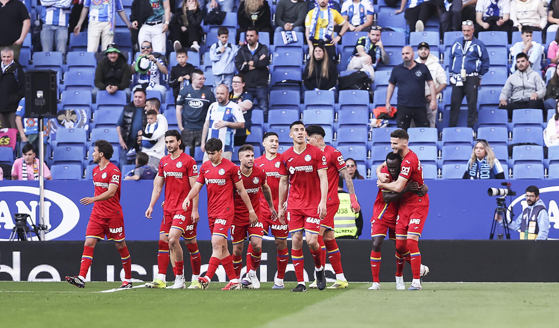 Los jugadores del Getafe celebran el tanto de Domingos Duarte, el 0-1, durante el partido contra el Espanyol