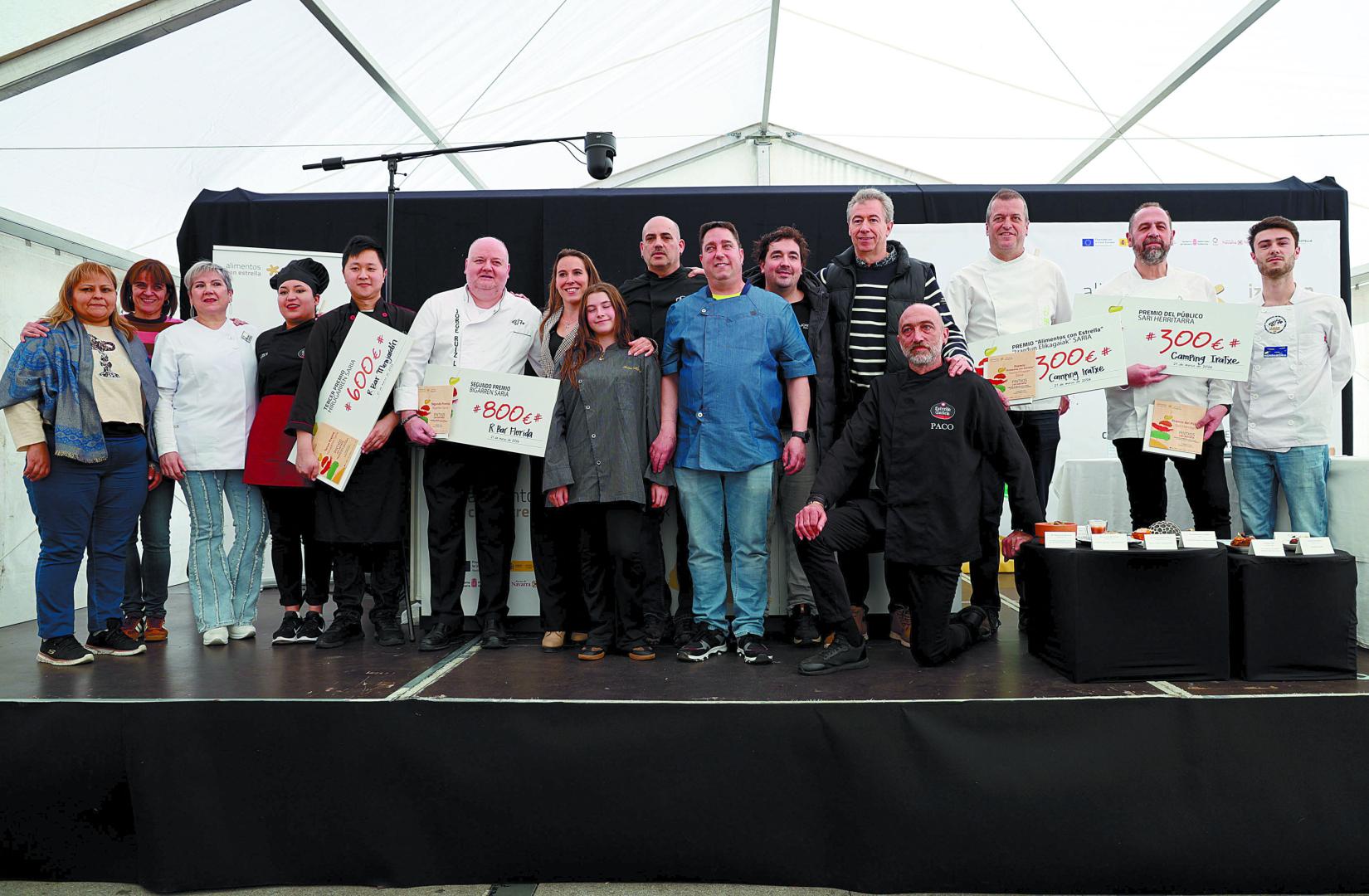 Foto de familia tras la entrega de  premios con los hosteleros finalistas, el jurado y organizadores