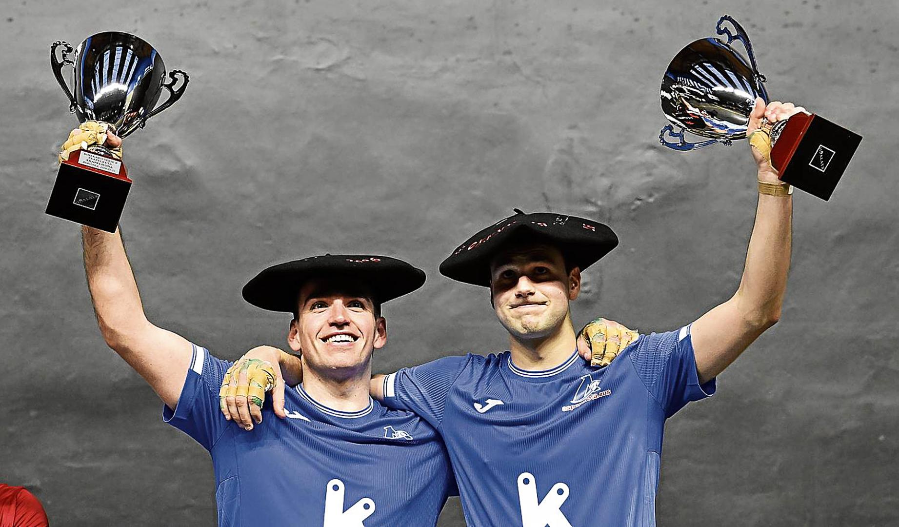 Murua y Gabirondo sonríen con las txapelas y los trofeos tras su victoria en la final ante Peña II y Salaverri I