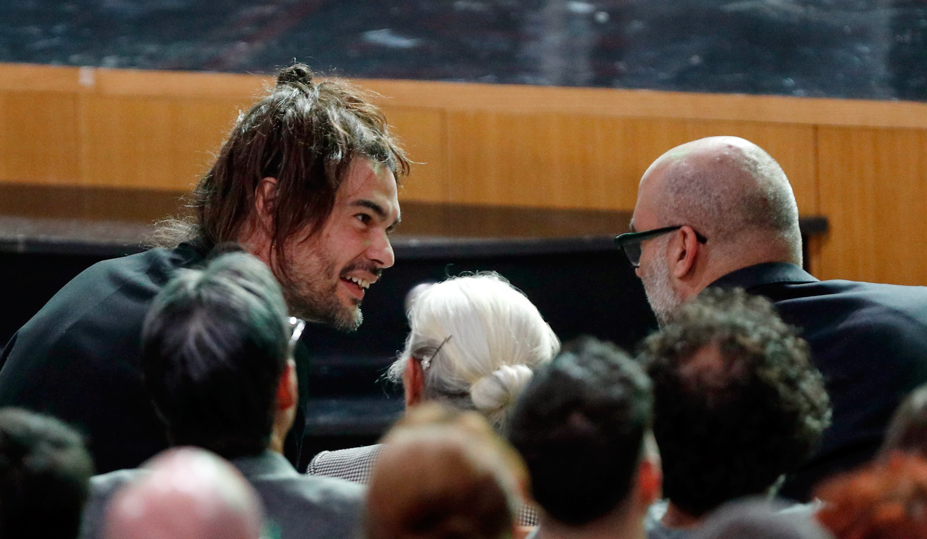 Oliver Laxe (i), director de la película 'Sirat', durante el acto de entrega de la XXIV edición de los premios Mestre Mateo