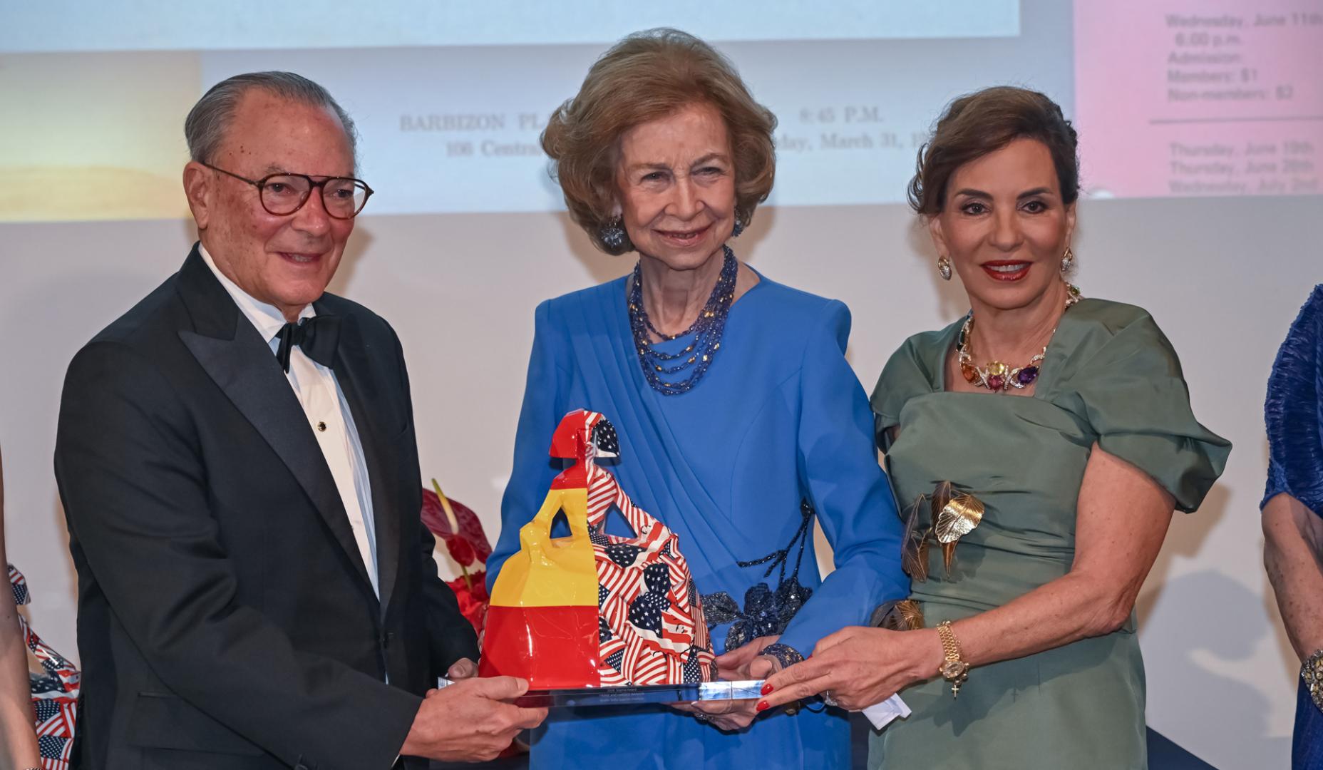 La reina Sofía de España (c) entrega el Premio a la Excelencia a los empresarios y humanitarios dominicanos Frank y Haydée Rainieri, durante la ceremonia de entrega de los Premios Sofía a la Excelencia
