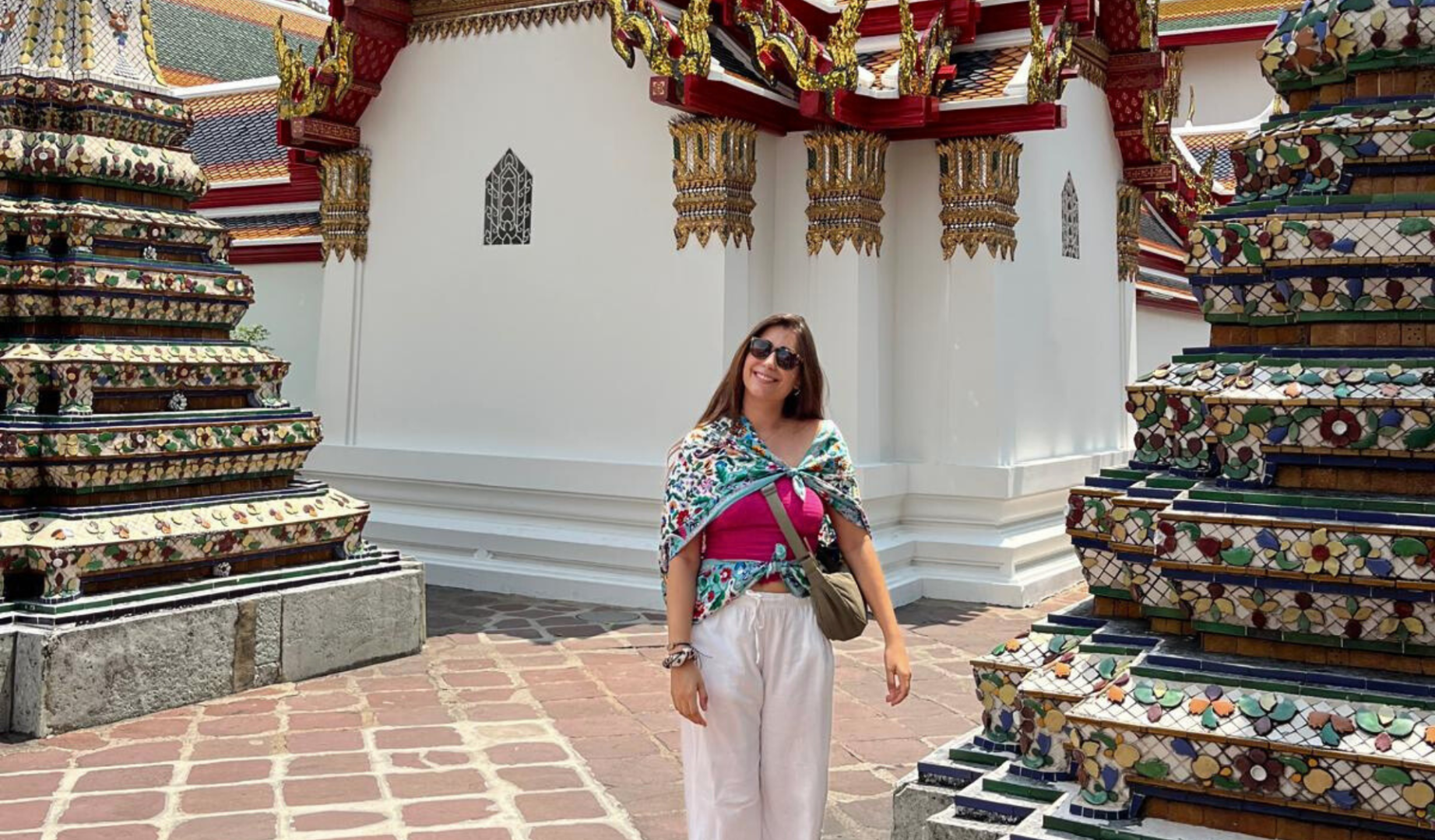 La estellesa Leyre Ruiz de Alda posa en un templo de Tailandia, país donde trabaja como becaria ICEX ayudando a la internacionalización de empresas españolas.