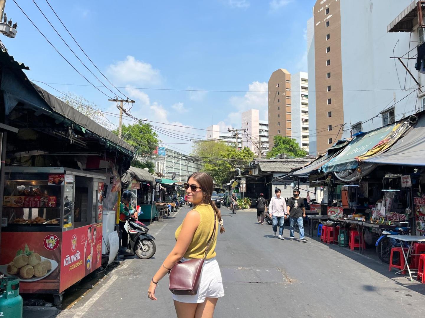 Leyre Ruiz de Alda asegura que en Tailandia suele “consumir la mayoría de cosas en la calle porque es muy, muy barato”, una costumbre que, según explica, le permite además estar “más cerca de la gente local”.