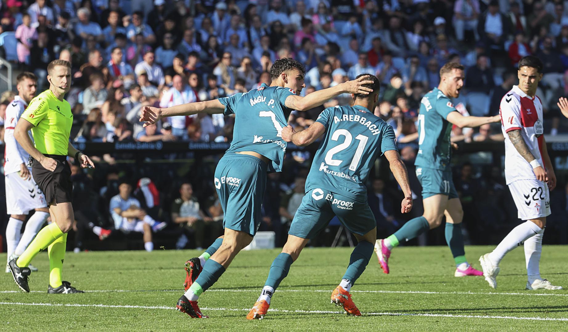 El delantero del Alavés Antonio Ángel Pérez, celebra su gol contra el Celta de Vigo