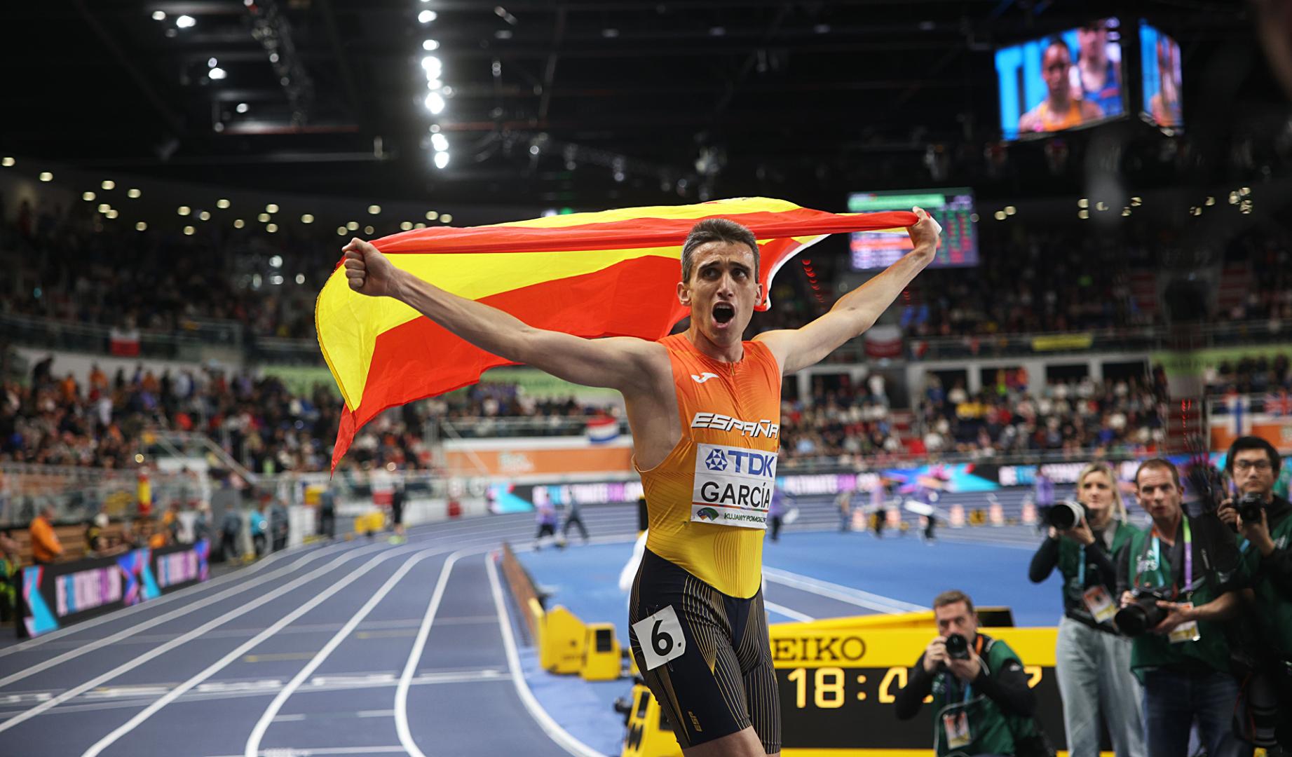 El español Mariano García celebra el oro en 1.500 metros en el Mundial de Torun