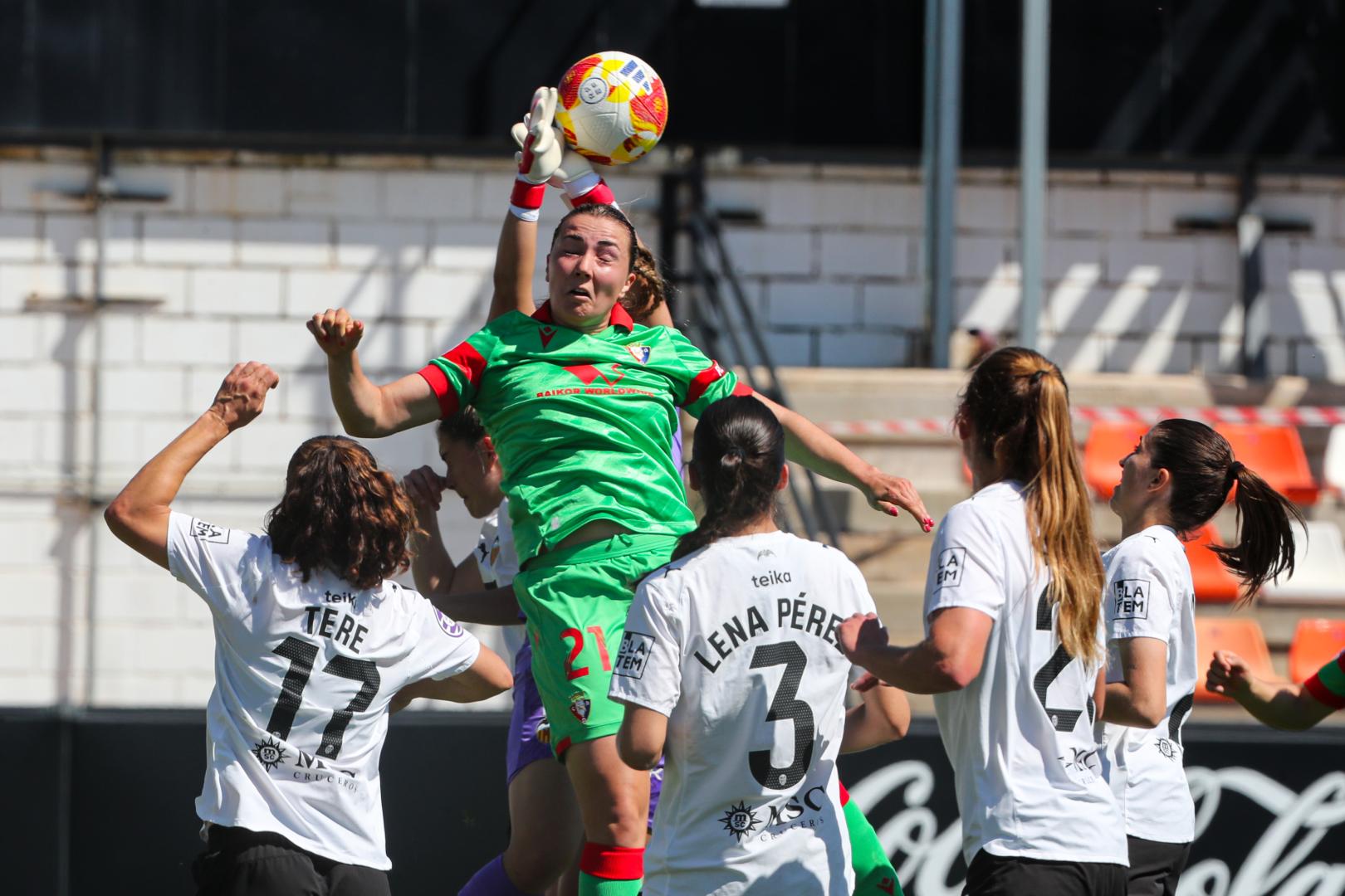Jana, guardameta del Valencia, trata de obstaculizar el salto de Laura Teruel
