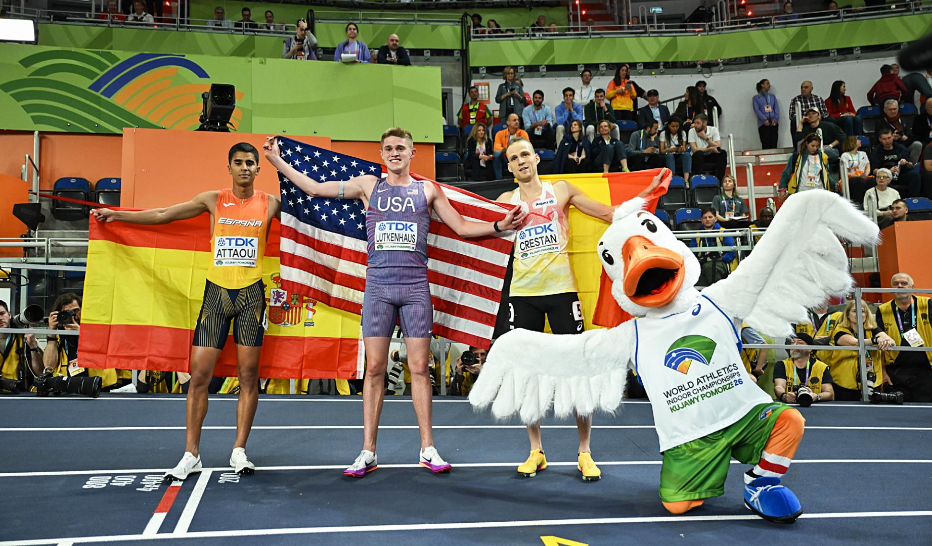 De izda. a dcha. Mohamed Attaoui (bronce), Cooper Lutkenhaus (oro)y Eliott Crestan (plata), podio de los 800 metros