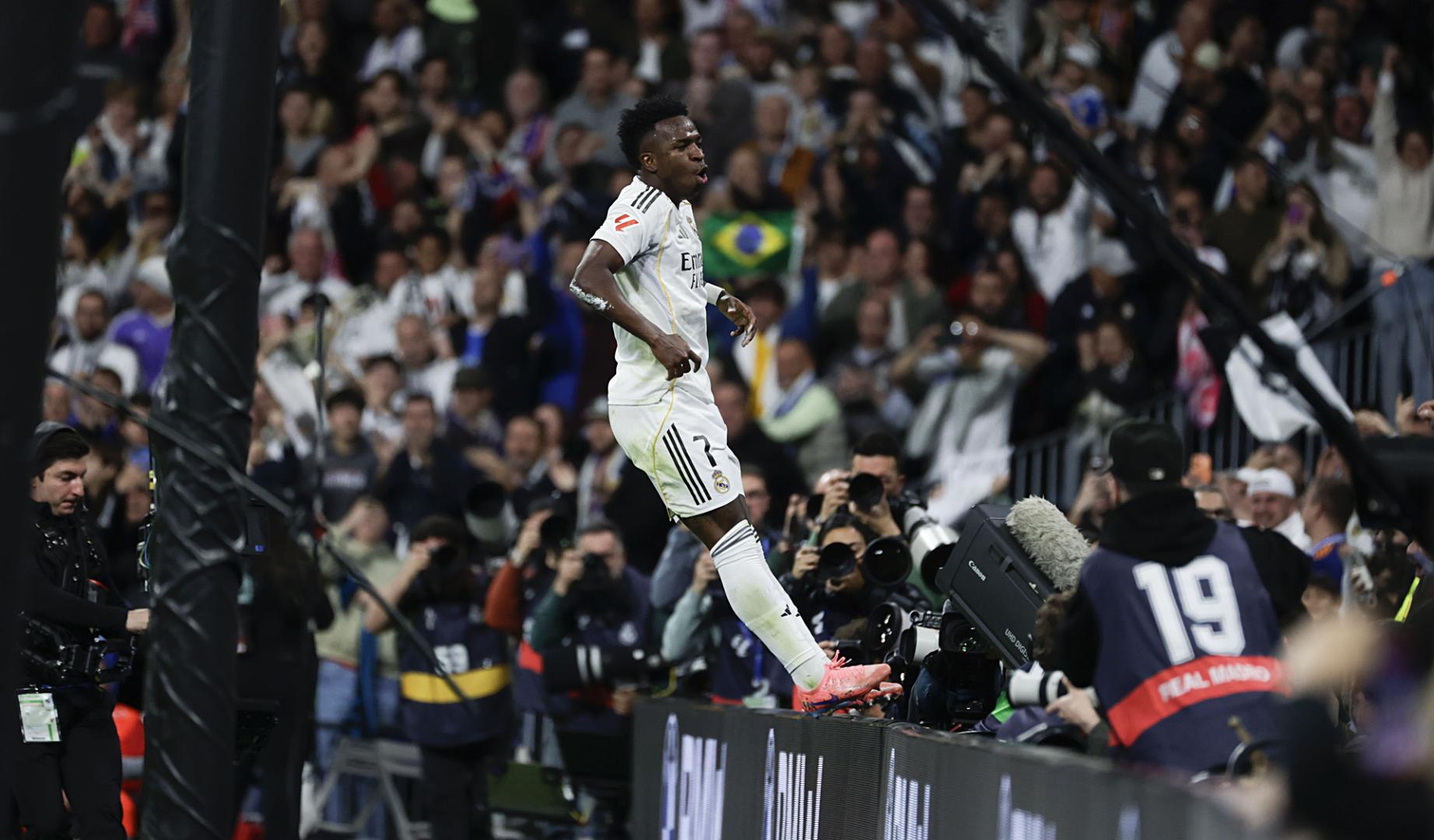 El delantero del Real Madrid Vinícius Junior celebra tras marcar el 3-2 de penalti contra el Atlético de Madrid