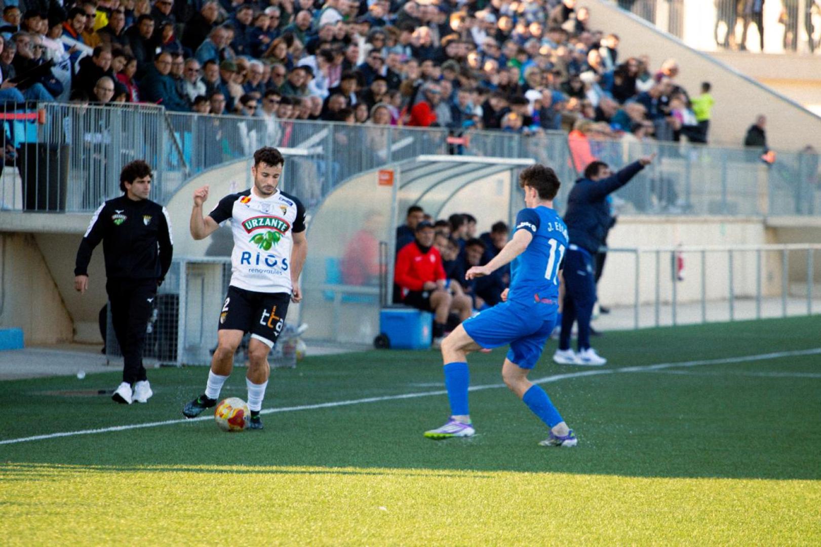 Ander Dufur, lateral del Tudelano, controla ante la presión de Javier Elías, del Amorebieta