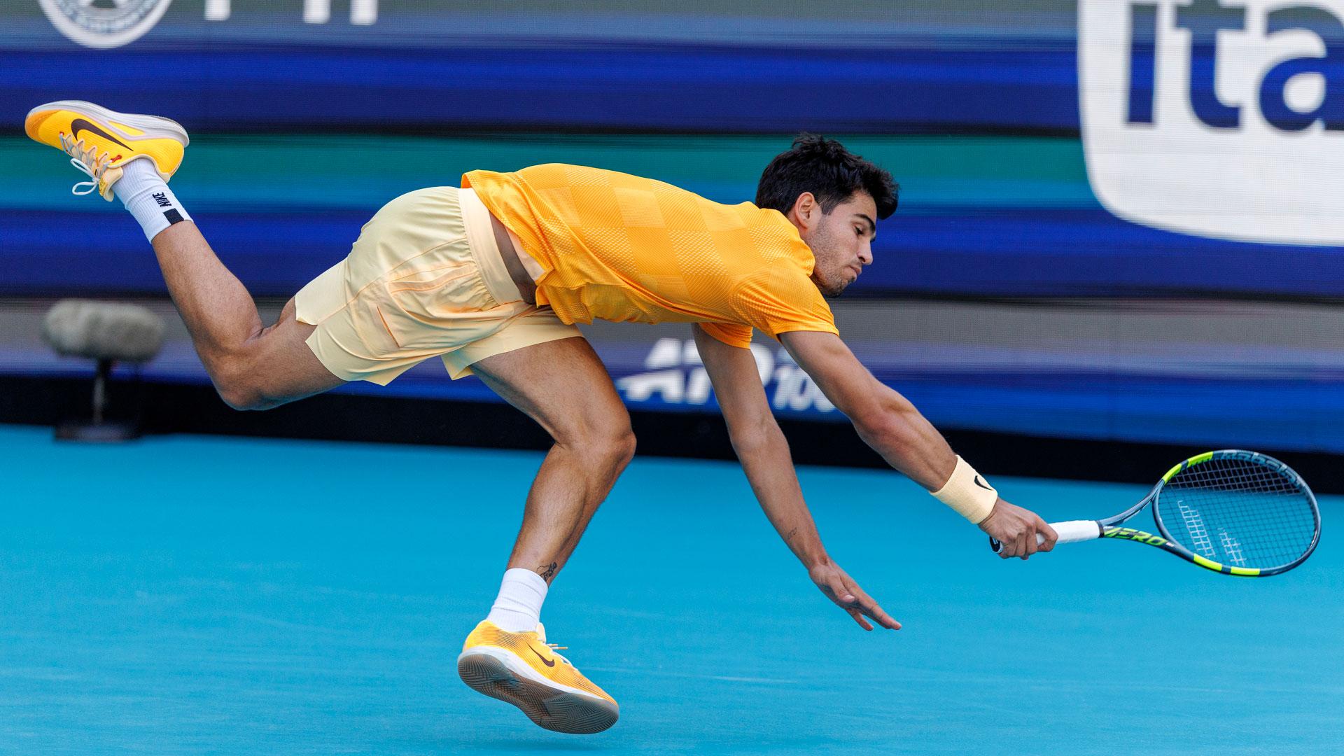 Carlos Alcaraz se lanza para golpear la pelota durante el partido que le enfrentó a Sebastian Korda en el Torneo de Miami