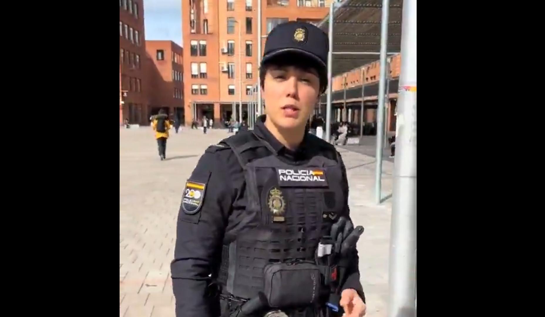 Agente de la Policía Nacional que reconoció la señal y pudo ayudar a una joven