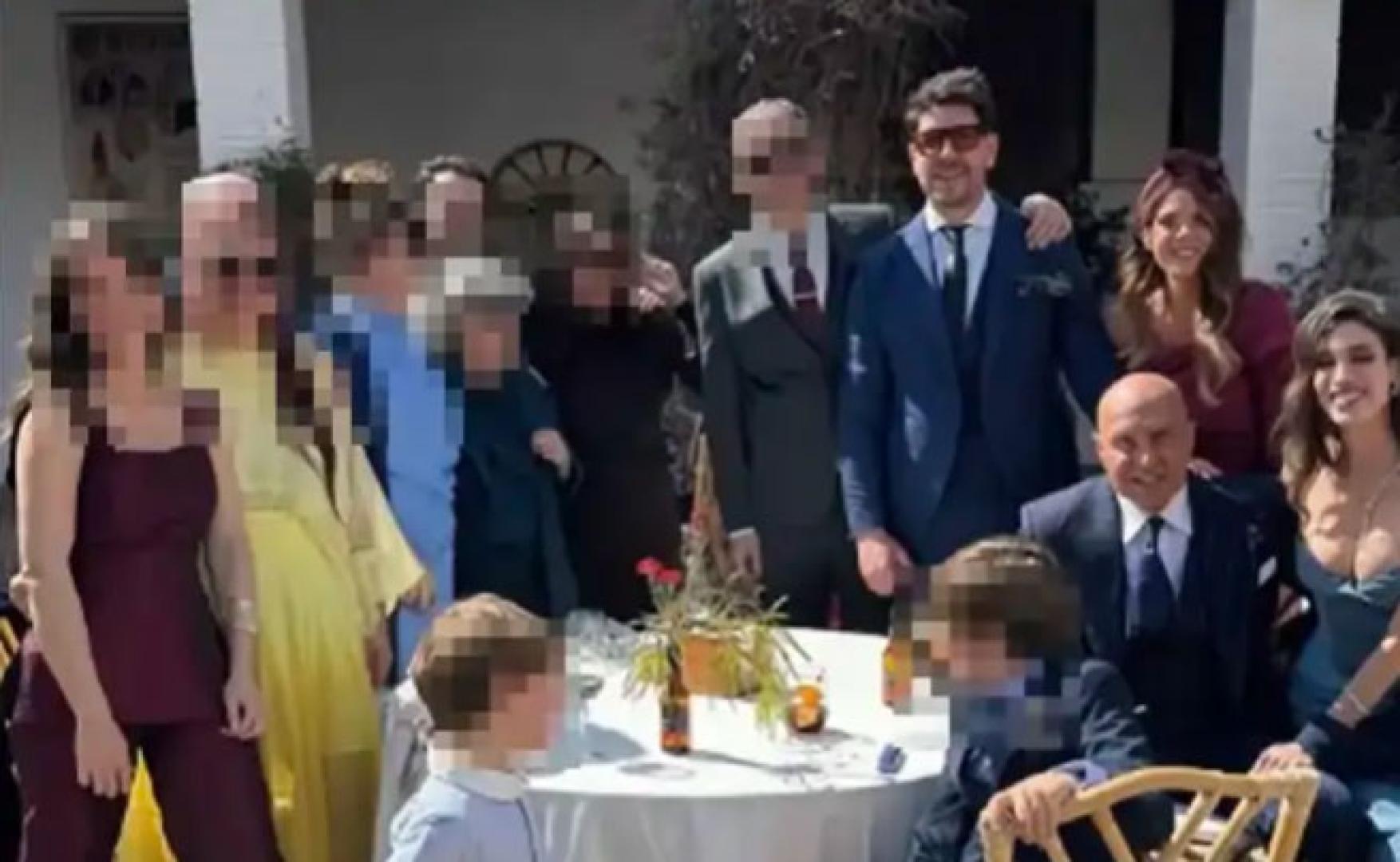 Kiko Matamoros, junto a sus hijos Diego y Laura, y su mujer Marta López Álamo y otros familiares, en una foto de la boda compartida en Instagram por su hijo