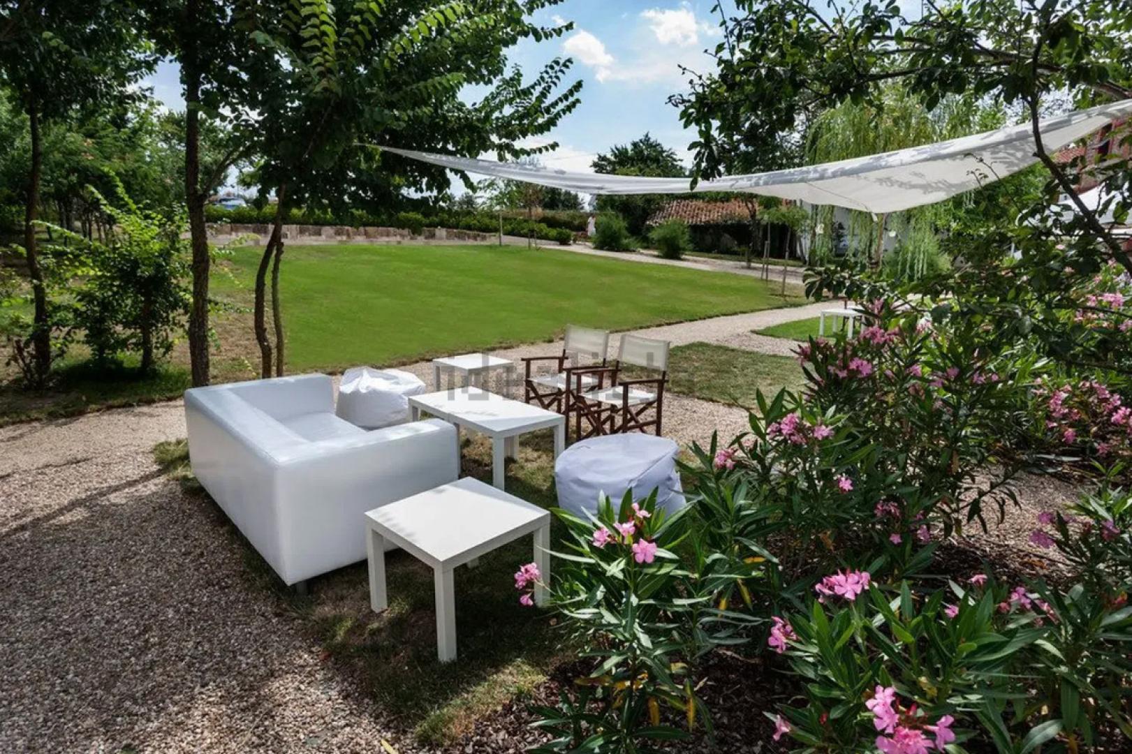 Un amplio jardín rodea la casa