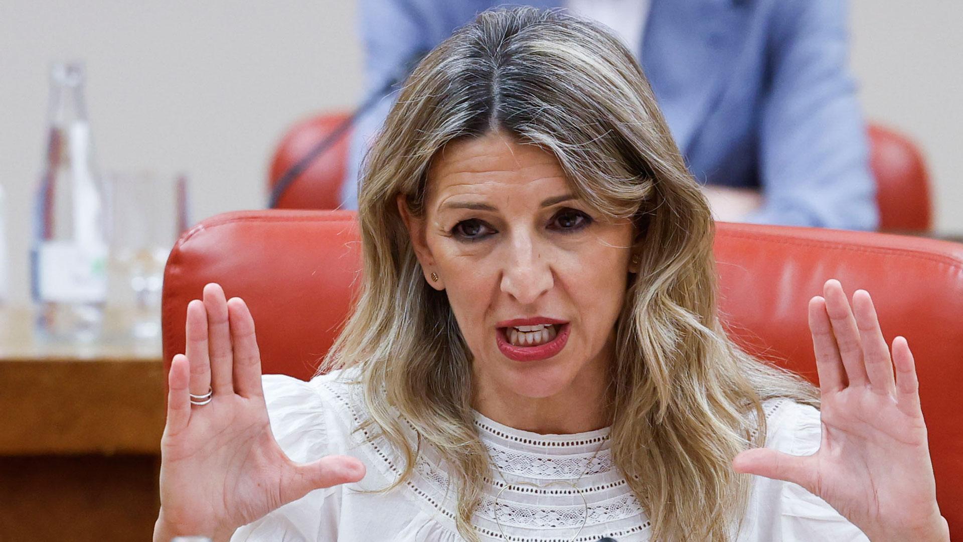 La vicepresidenta segunda del Gobierno y ministra de Trabajo, Yolanda Díaz, interviene en la reunión que los responsables de las formaciones que integran Movimiento Sumar han mantenido este lunes