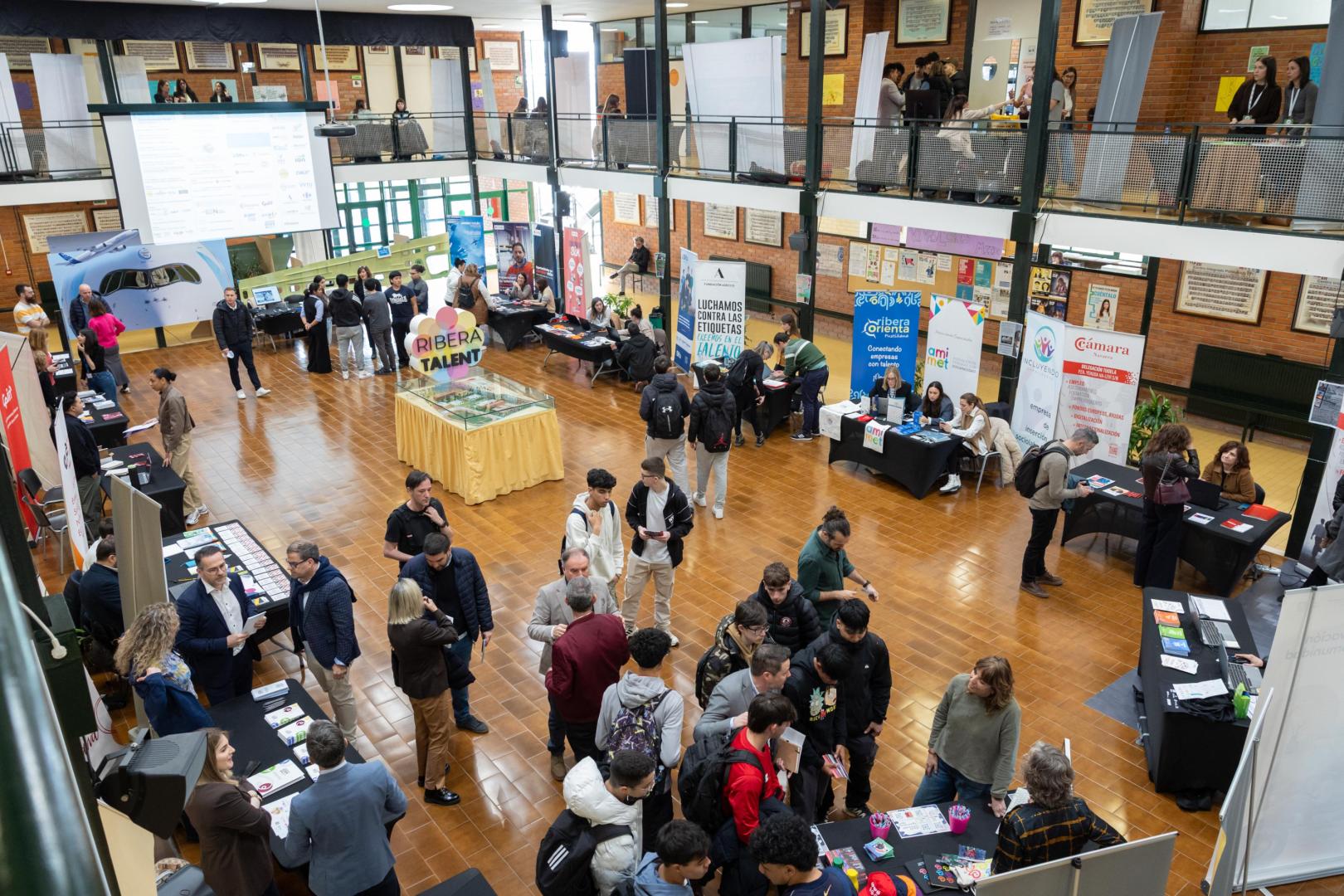 El hall del CIPETICentral de Tudela acogió este lunes una nueva edición de la Feria Ribera Talent