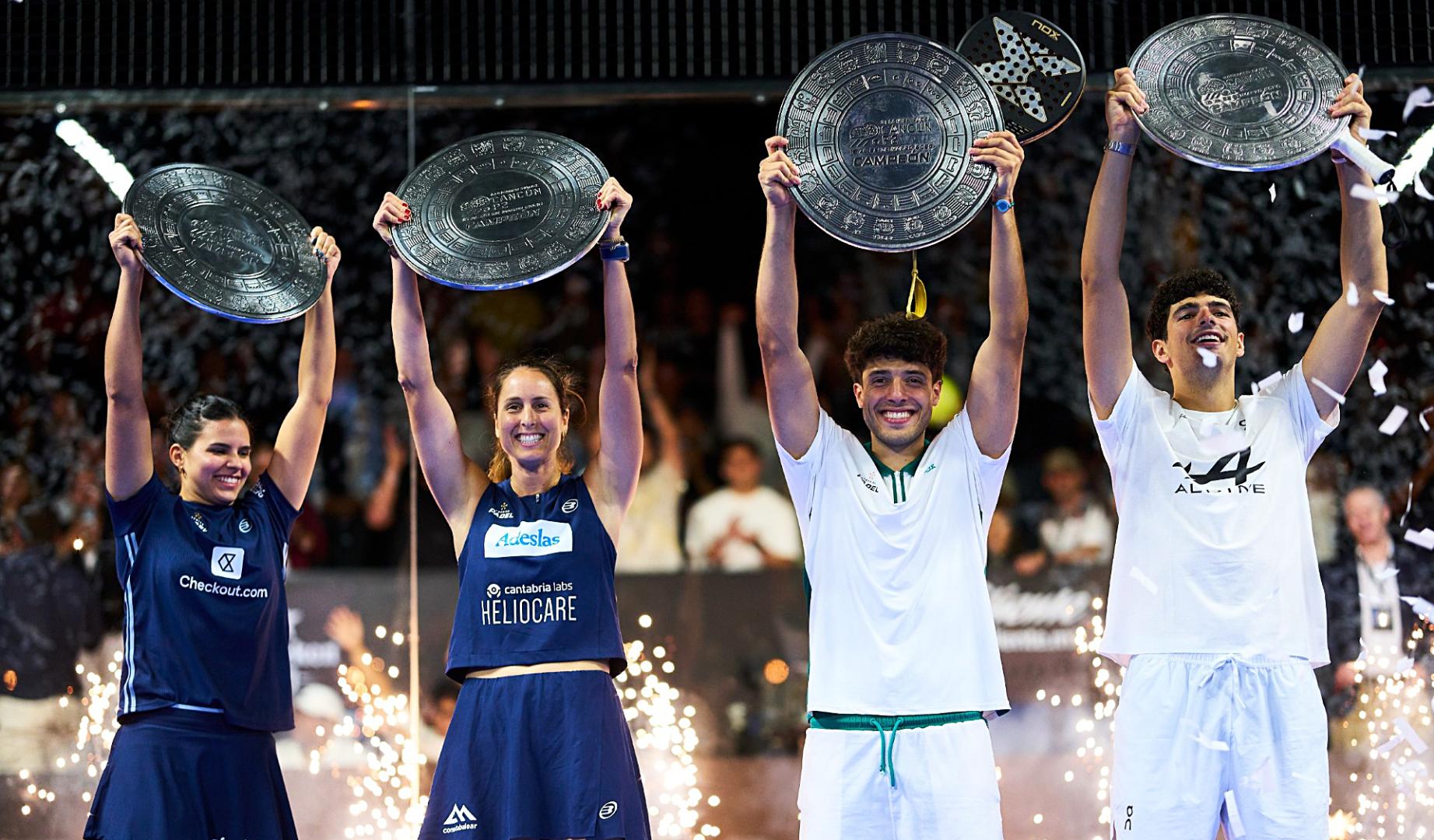 De izda. a dcha., Delfi Brea, Gemma Triay, Agustín Tapia y Arturo Coello alzan el trofeo de ganadores absolutos en el P2 de Cancún