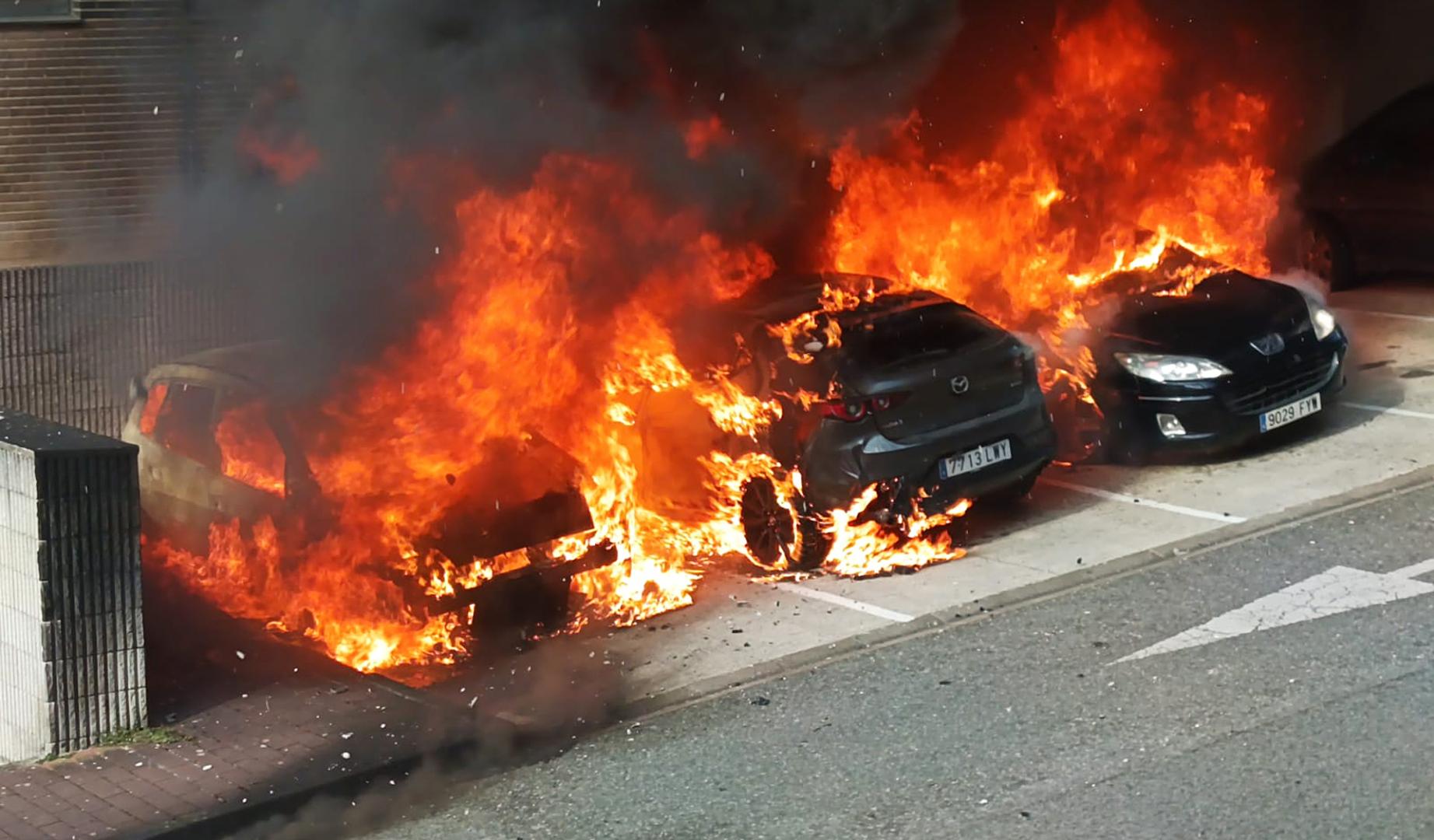 Los vehículos afectados por las llamas en el momento del fuego