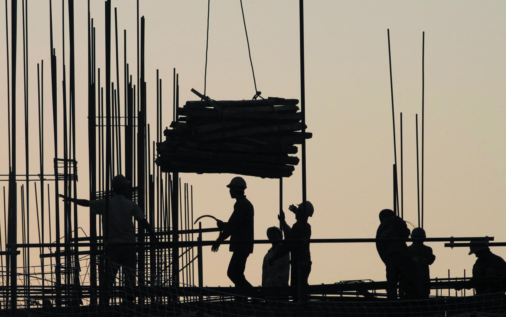 FOTO GENERICA PARA ILUSTRAR CONSTRUCCION, ACCIDENTES LABORALES, ETC REU - 12575031 - 20091106 - VIETNAM/ - I - JOB FIN COEN - Men work at a construction site in Hanoi November 6, 2009. REUTERS/Kham (VIETNAM EMPLOYMENT BUSINESS CONSTRUCTION) VIETNAM/ - HANOI - Vietnam - KHAM - Kham/ro KHAM - REUTERS