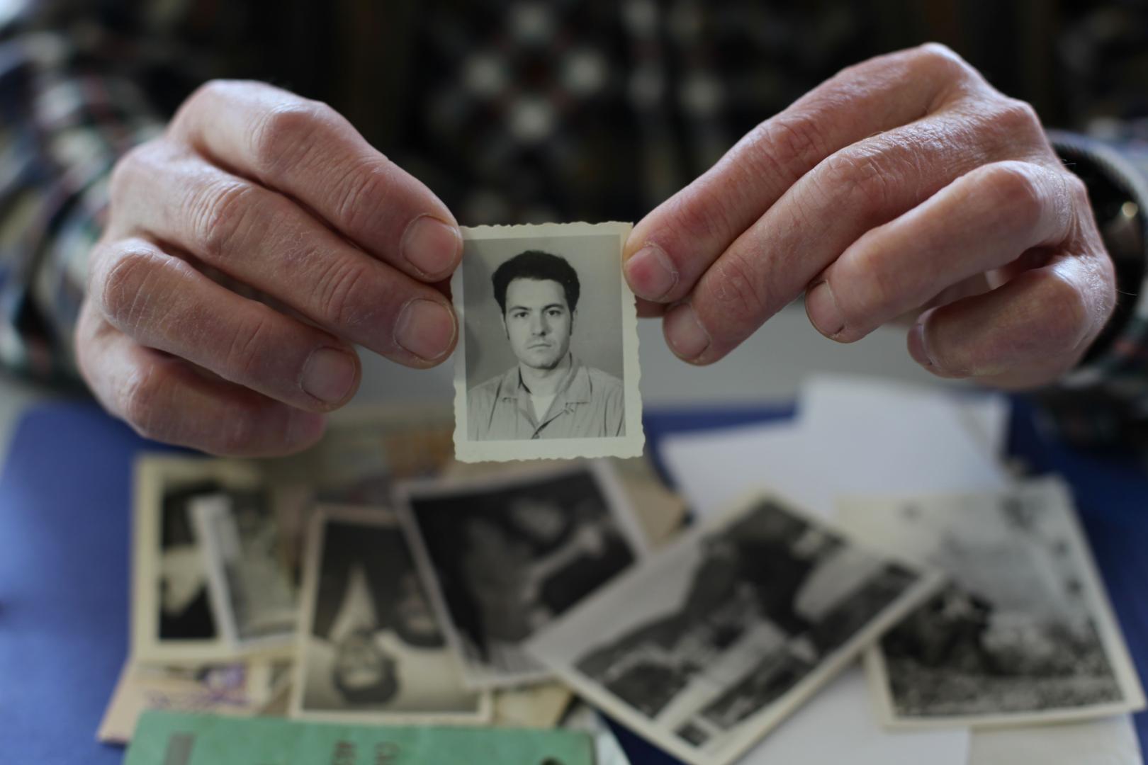 Una foto de carné de Pedro Baigorri en un fotograma de la película Buscando a Pedro Baigorri