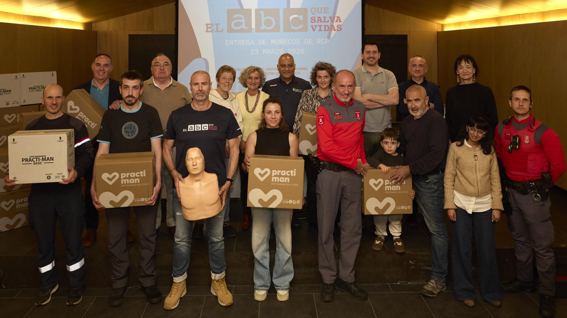 En el centro, la gerente de Atención Primaria, Susana Miranda y el subdirector de Urgencias de Navarra, Clint Jean Louis, junto a representantes de la asociación y de las entidades navarras que han recibido los maniquís