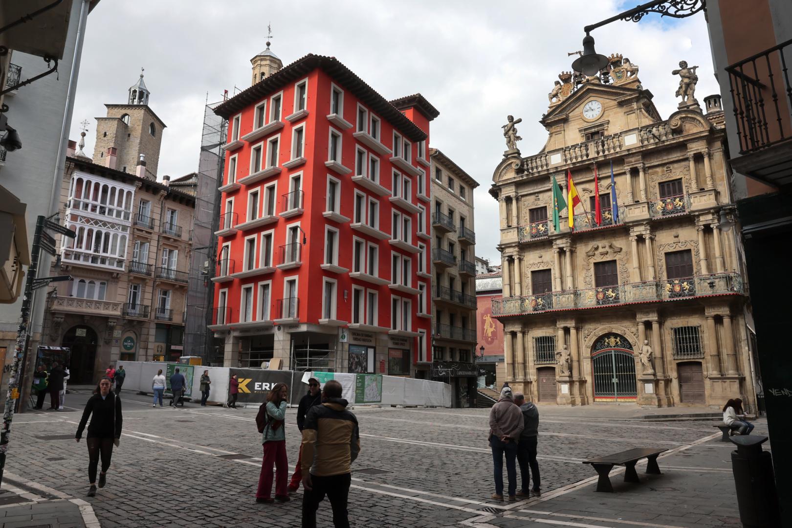 La plaza Consistorial, con el ayuntamiento y Casa Seminario, con su nuevo color rojizo