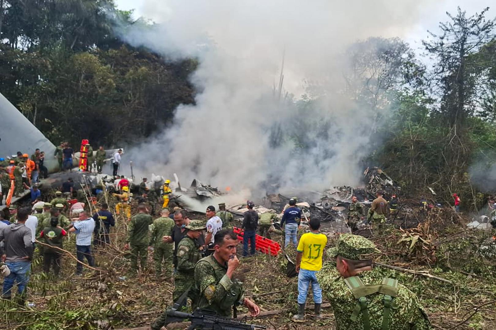 Integrantes de las Fuerzas Militares de Colombia, rescatistas y voluntarios realizan labores de rescate este lunes, en Puerto Leguizamo (Colombia), en el lugar del avión accidentado