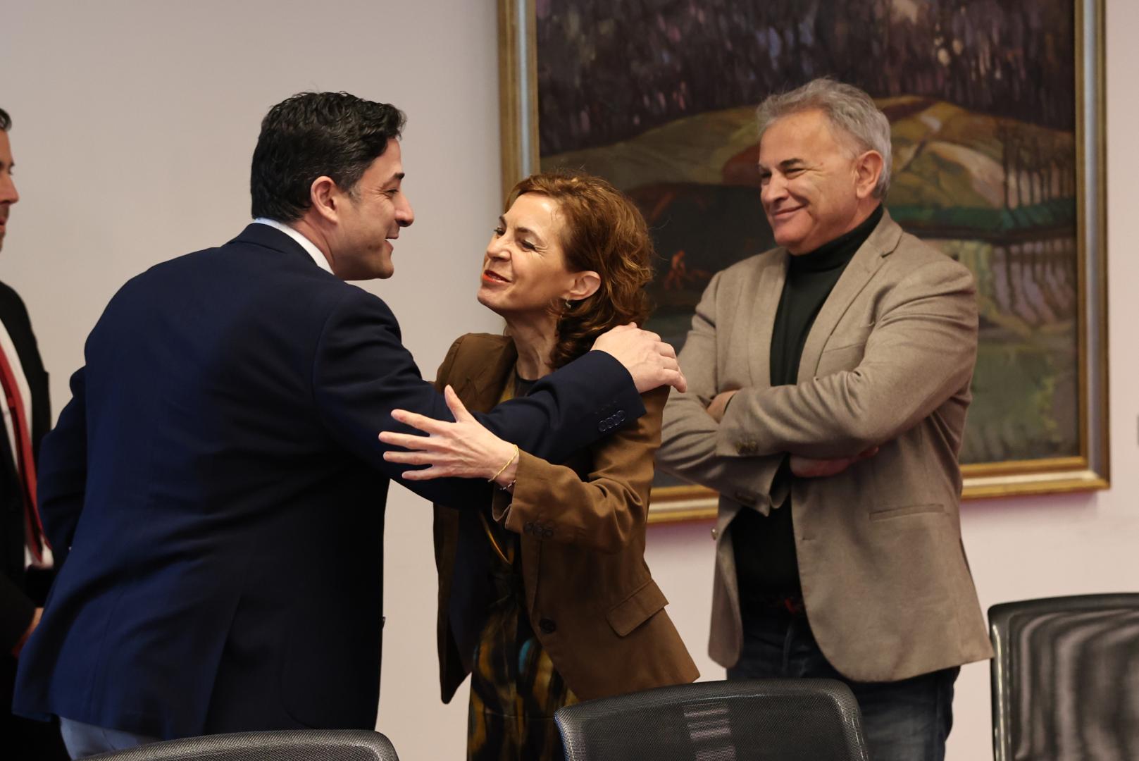 Óscar Arizcuren saluda esta mañana a sus antiguos compañeros de UPN, Cristina López y Pedro González, en la comisión de investigación de Belate.