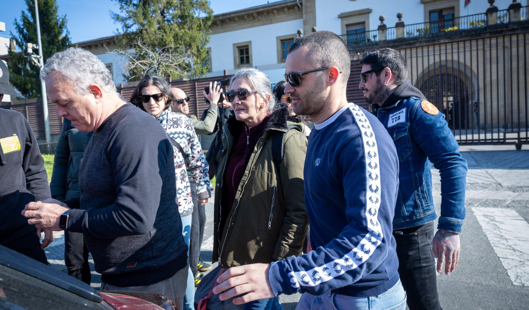 La exjefa de ETA Soledad Iparraguirre, 'Anboto' (c), sale este martes de la cárcel de Martutene de San Sebastián tras la concesión de un régimen de semilibertad