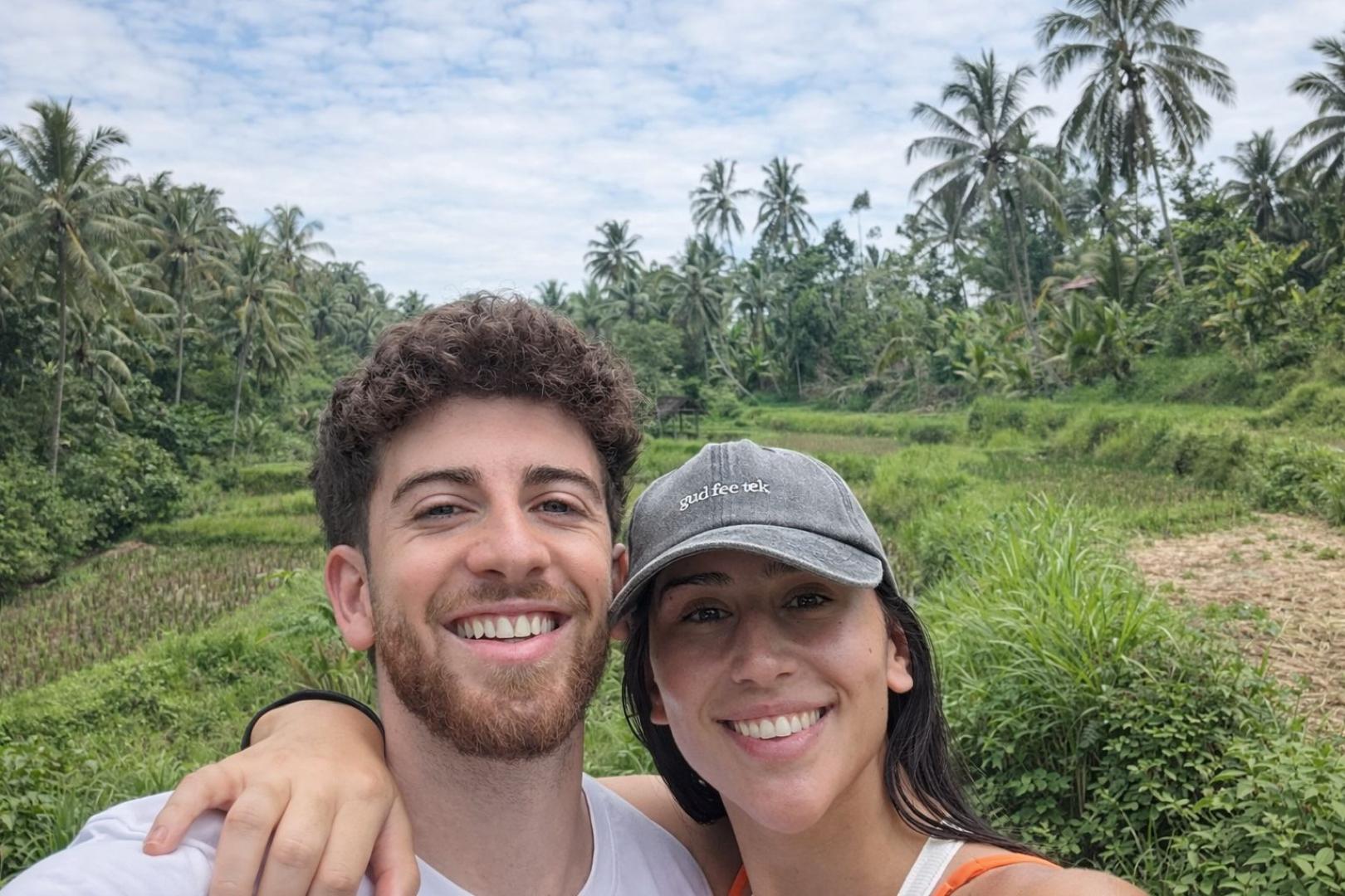 Los pamploneses Ricardo Fernández García y Paula Ruiz Arriaga, de 25 años, en la isla de Lombock (Indonesia), donde viven desde septiembre.
