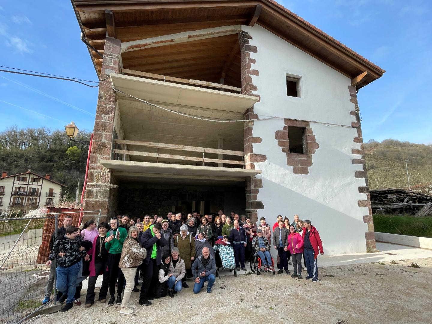 Imagen de los asistentes que acompañaron a la consejera Carmen Maeztu y autoridades locales en una visita reciente girada a Casa Zunda, en obras, que acogerá el nuevo servicio.