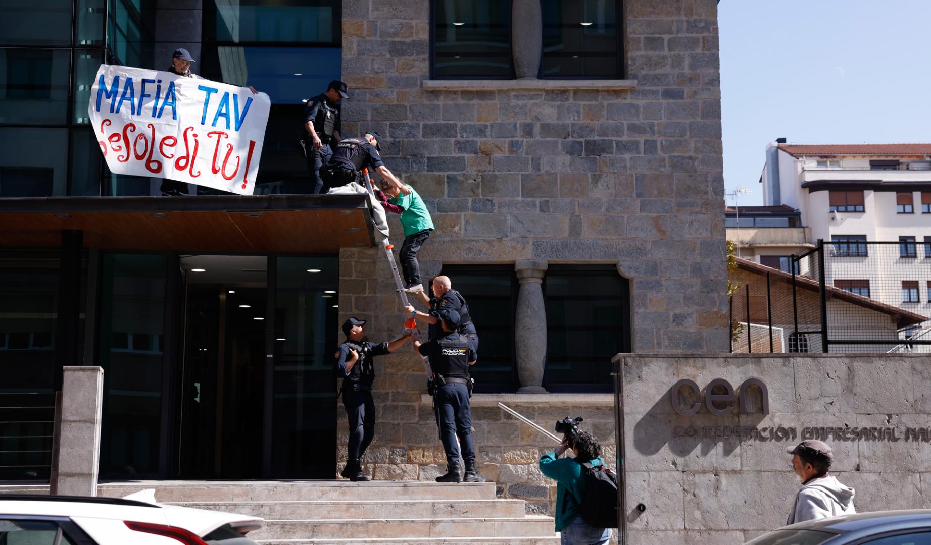 Opositores al TAV han protagonizado este martes por la mañana un acto de protesta frente a la sede de la Confederación Empresarial Navarra (CEN