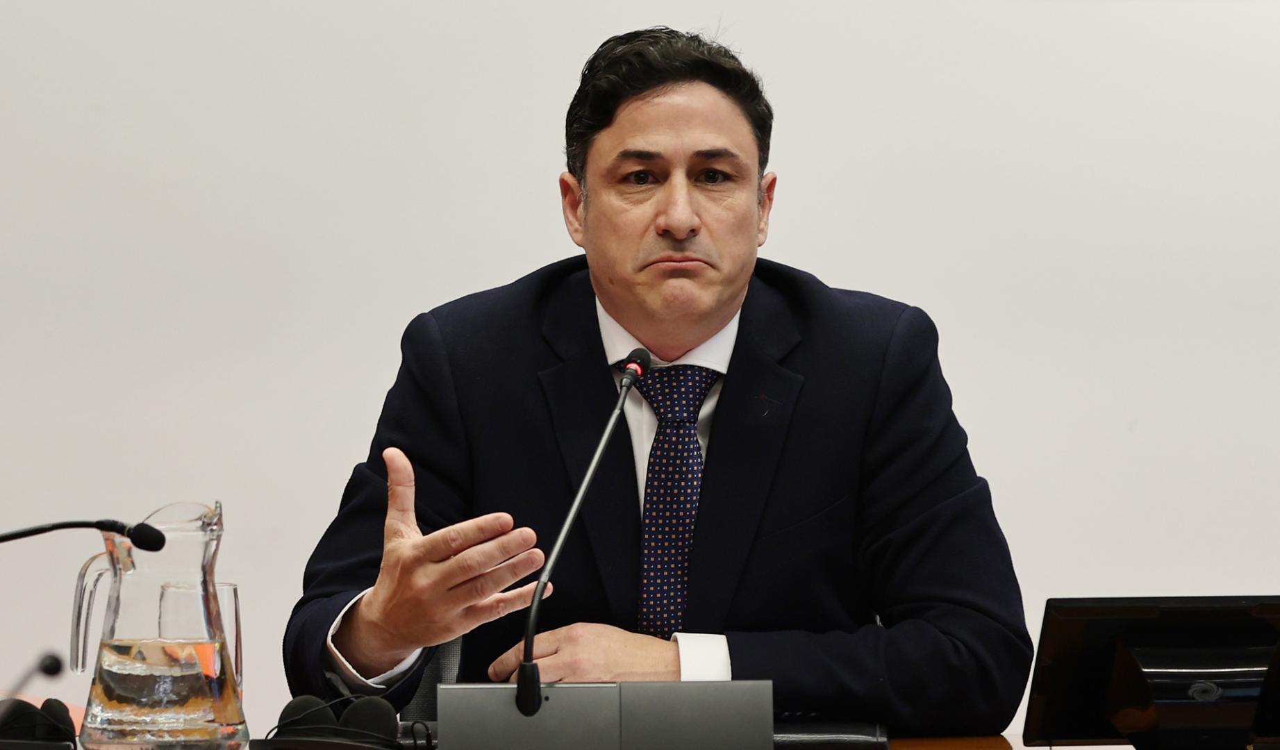 El exvicepresidente de UPN Óscar Arizcuren ha comparecido este martes ante la comisión de investigación sobre licitación y adjudicación de obras públicas del Gobierno de Navarra, en el Parlamento
