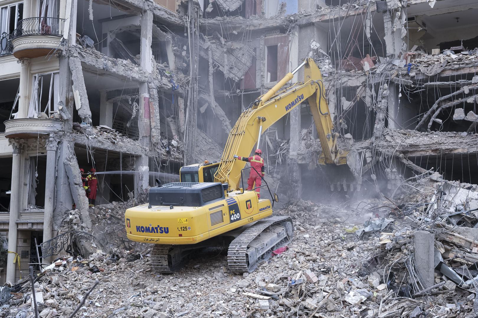 Trabajadores iraníes desescombran este lunes un edificio en Teherán tras un nuevo ataque de EE UU e Israel