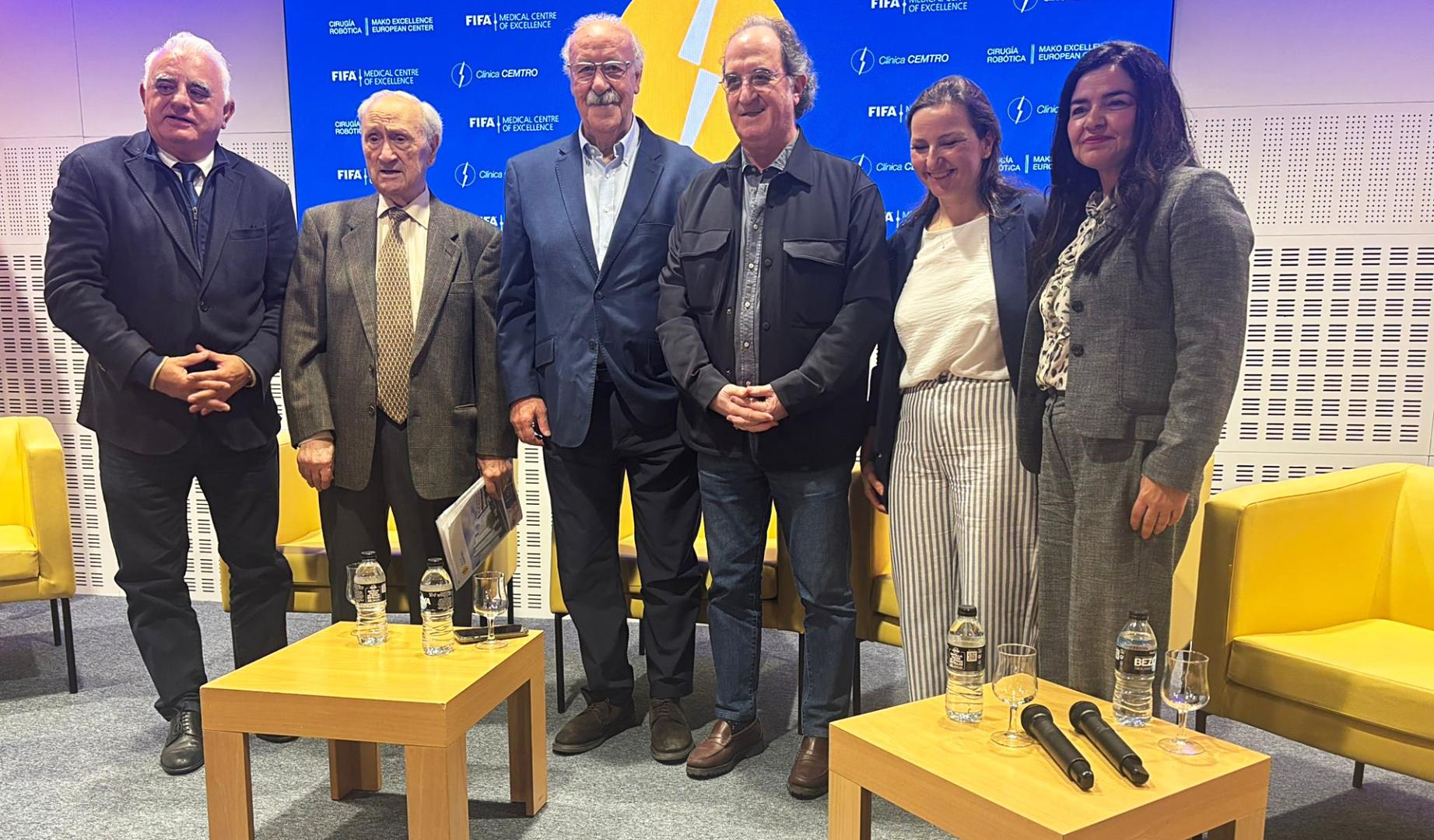 De izda. a dcha., Pedro Pablo San Martín, el doctor Pedro Guillén, Vicente del Bosque, Julián Redondo y las doctoras Isabel Guillén y Ana de la Torre