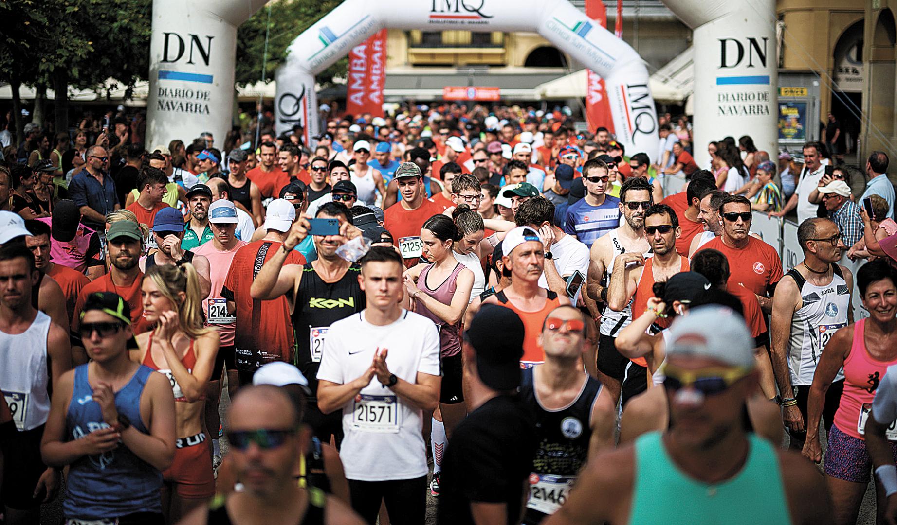 Corredores en La Media San Fermín de 2025, en la Plaza del Castillo en los momentos previos a la salida